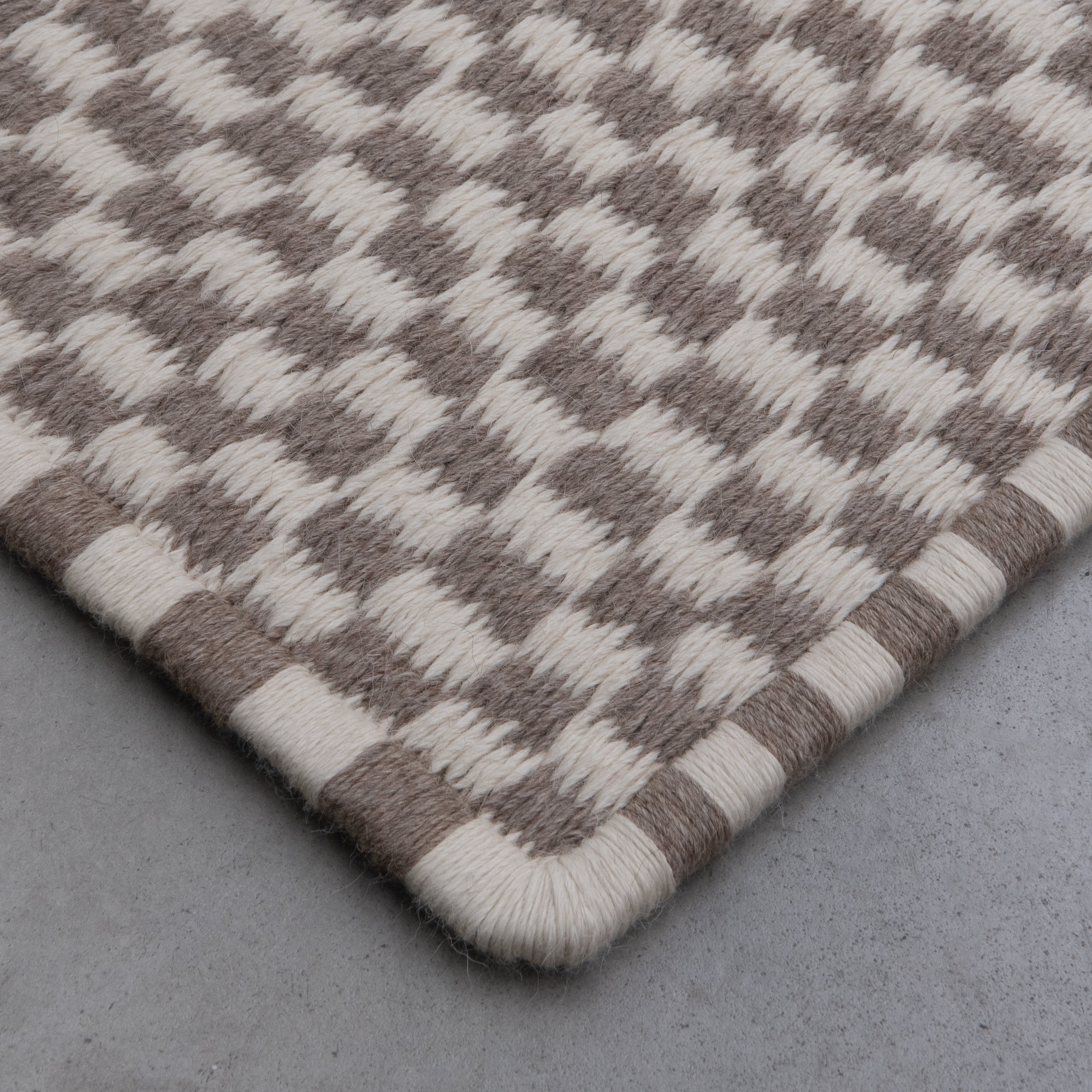 CHESS WEAVE RUG IN WHITE ALPACA AND TAUPE ALPACA