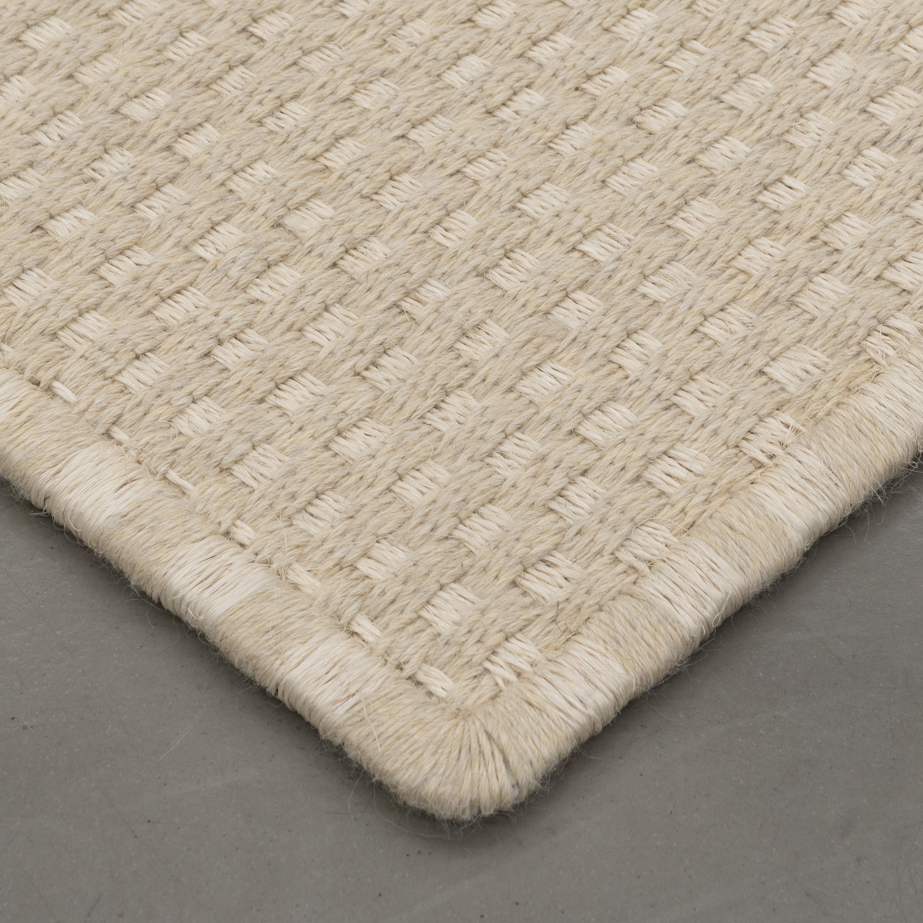 KANASPI WEAVE RUG IN WHITE FIQUE FIBER WITH NATURAL ALPACA