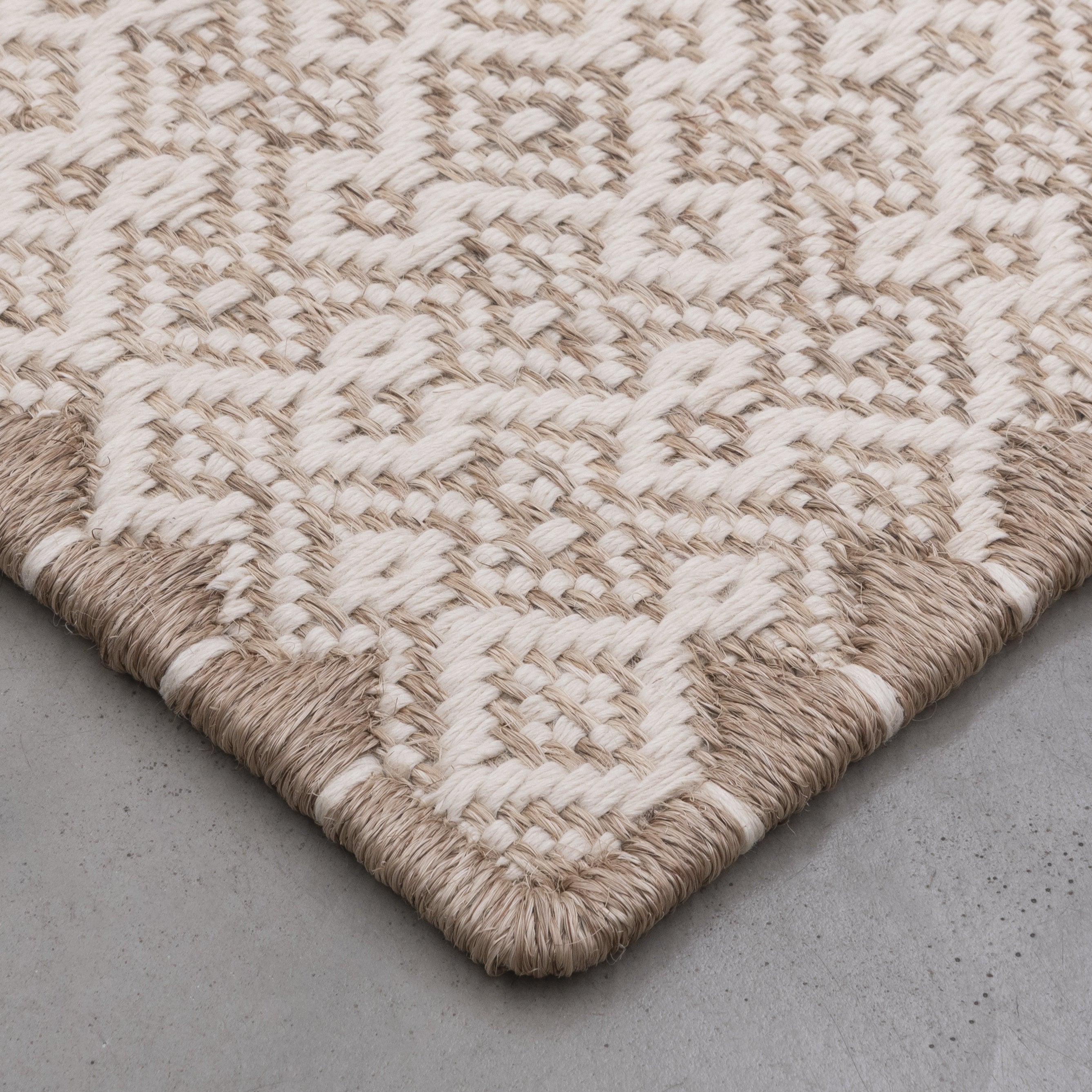 CASABLANCA WEAVE RUG IN NATURAL FIQUE FIBER WITH WHITE ALPACA