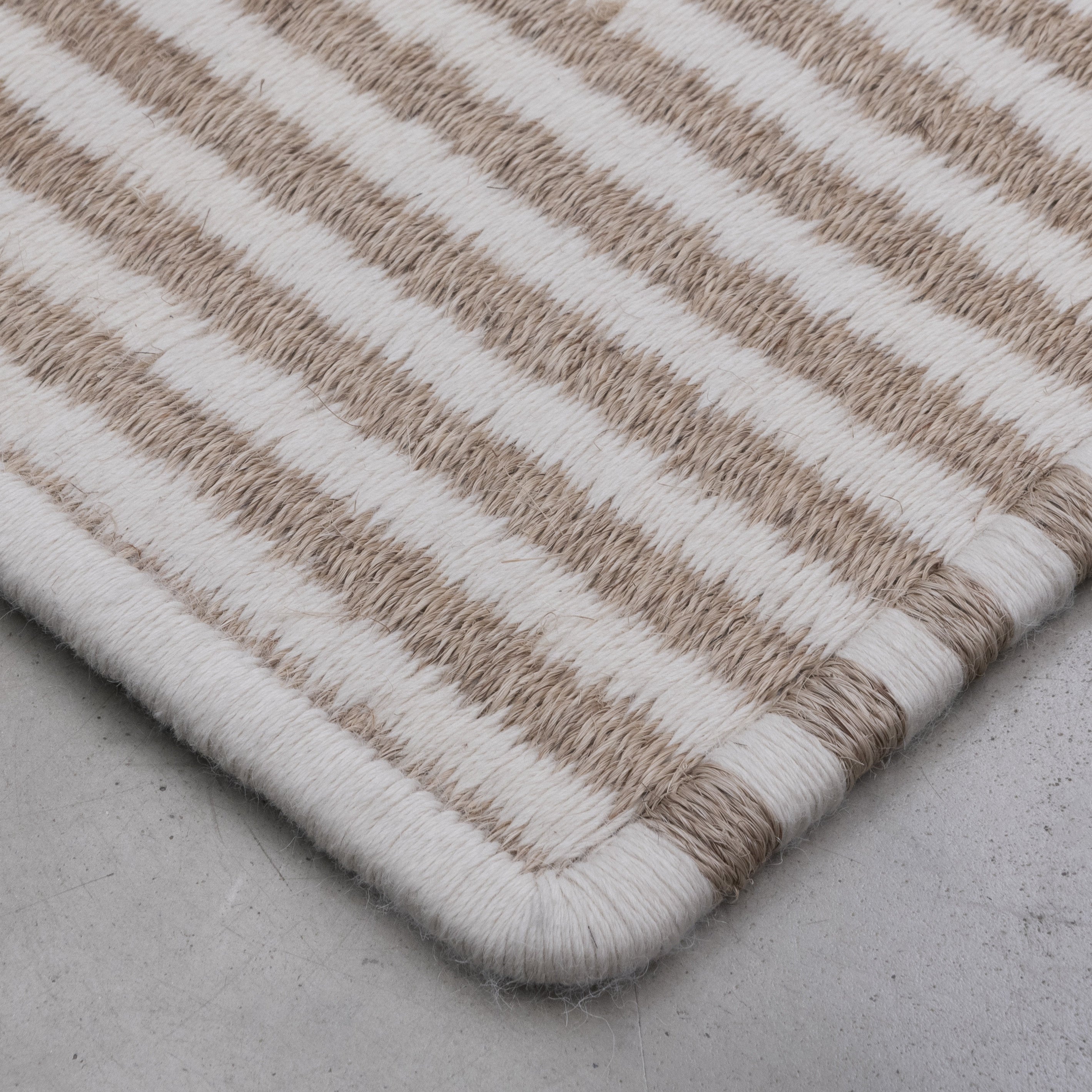 STRIPES WEAVE RUG IN NATURAL FIQUE FIBER AND WHITE ALPACA