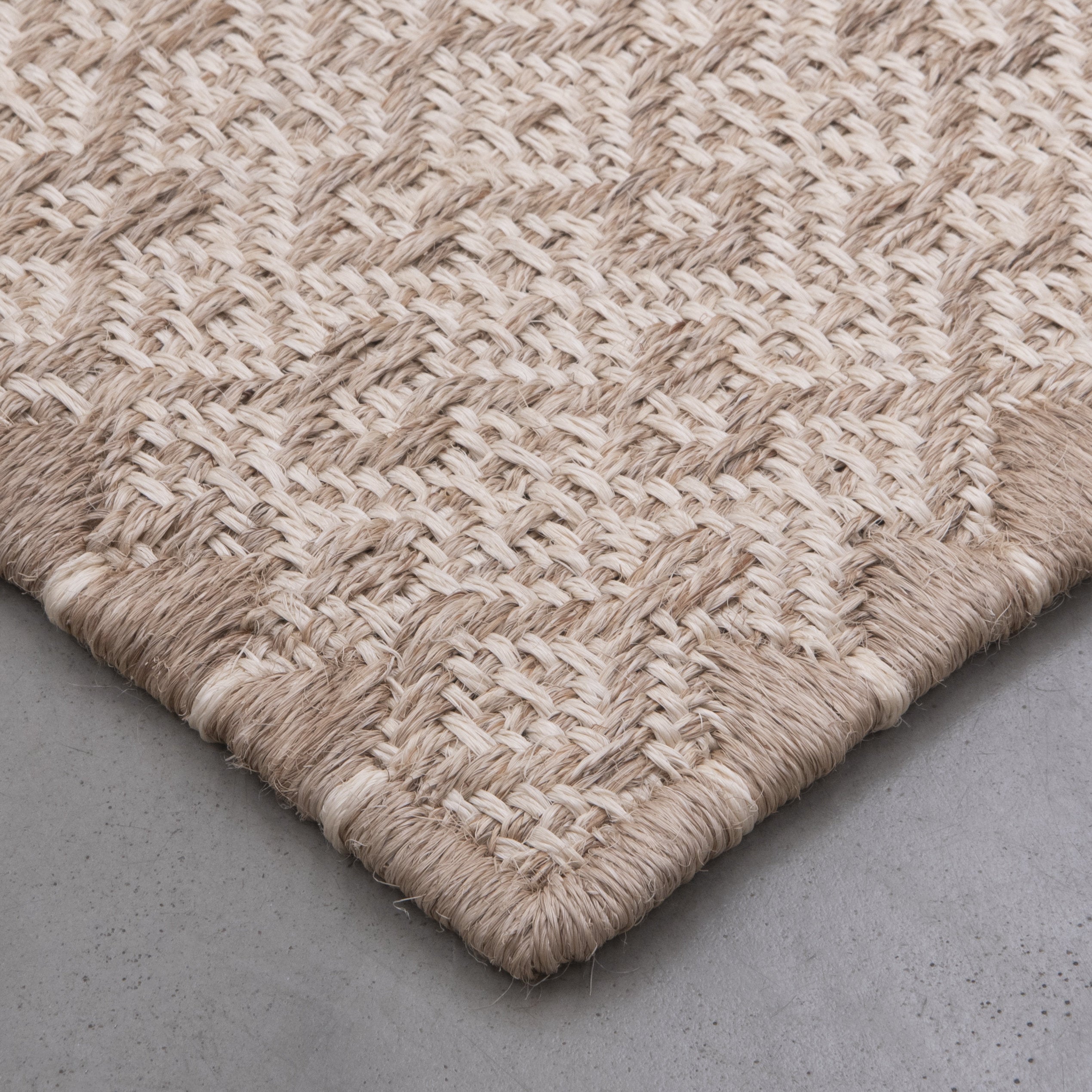 CASABLANCA WEAVE RUG IN WHITE FIQUE FIBER WITH NATURAL FIQUE FIBER