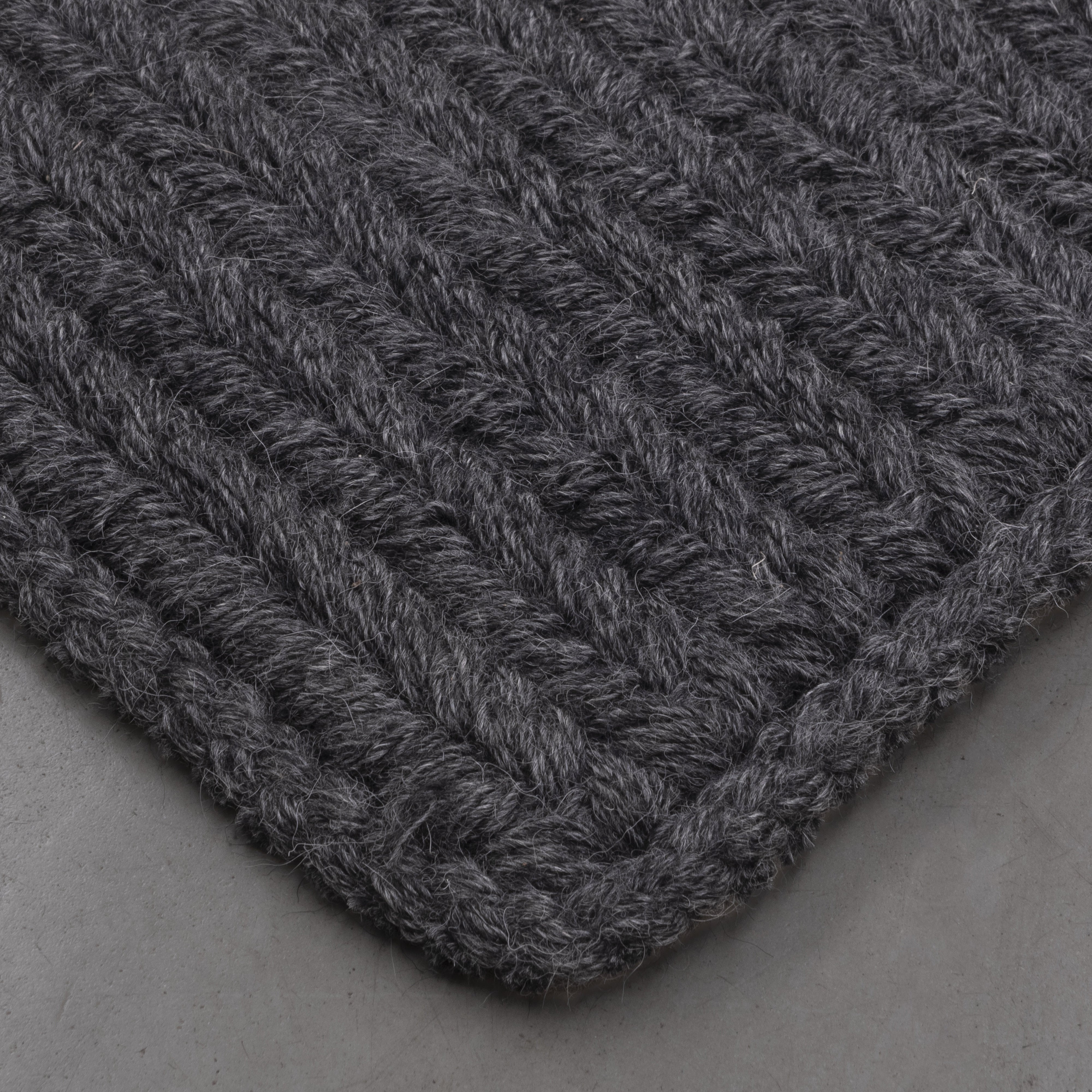 MESETA WEAVE RUG IN BLACK-GRAY ALPACA