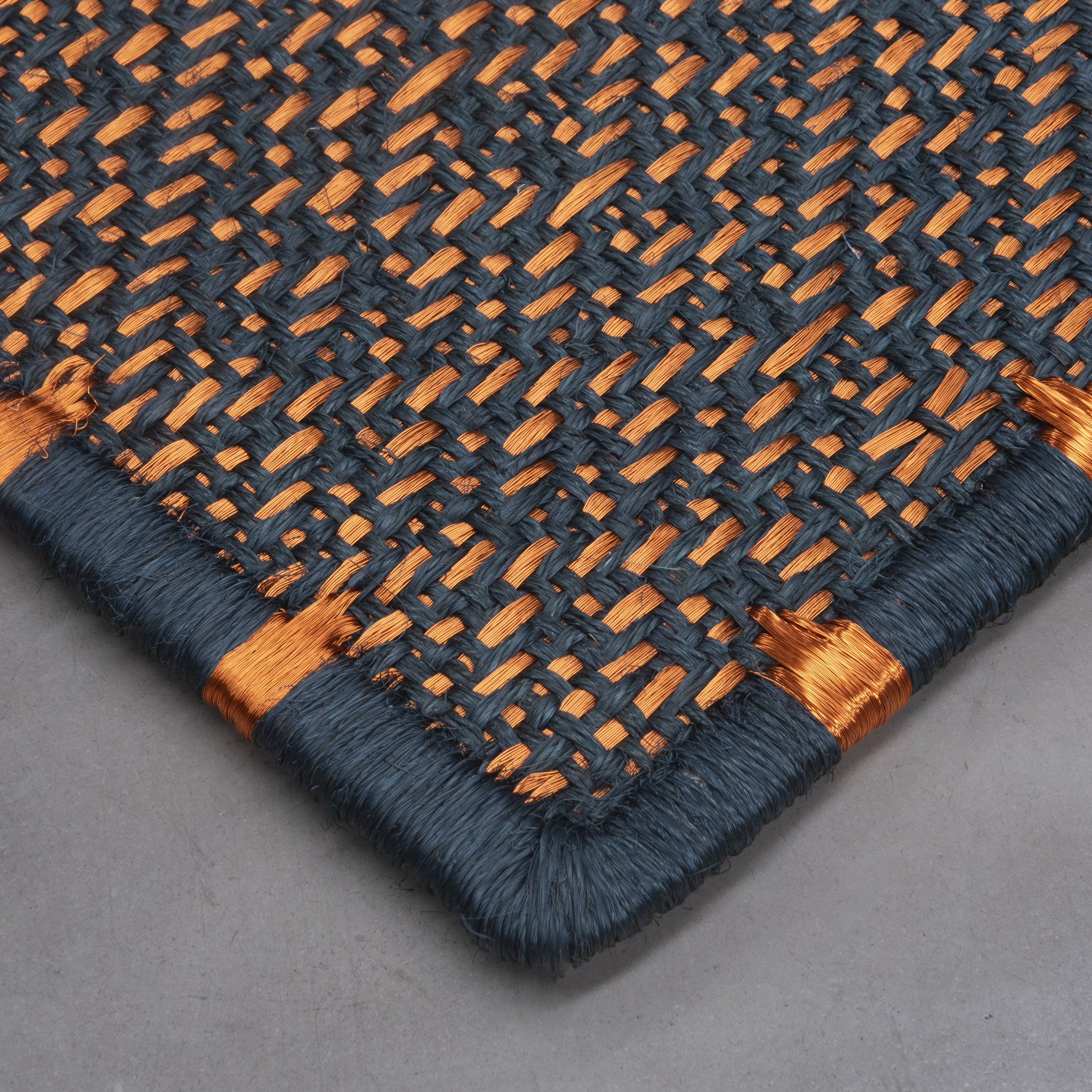 DAÚ WEAVE RUG IN PACIFIC GREEN FIQUE FIBER WITH COPPER