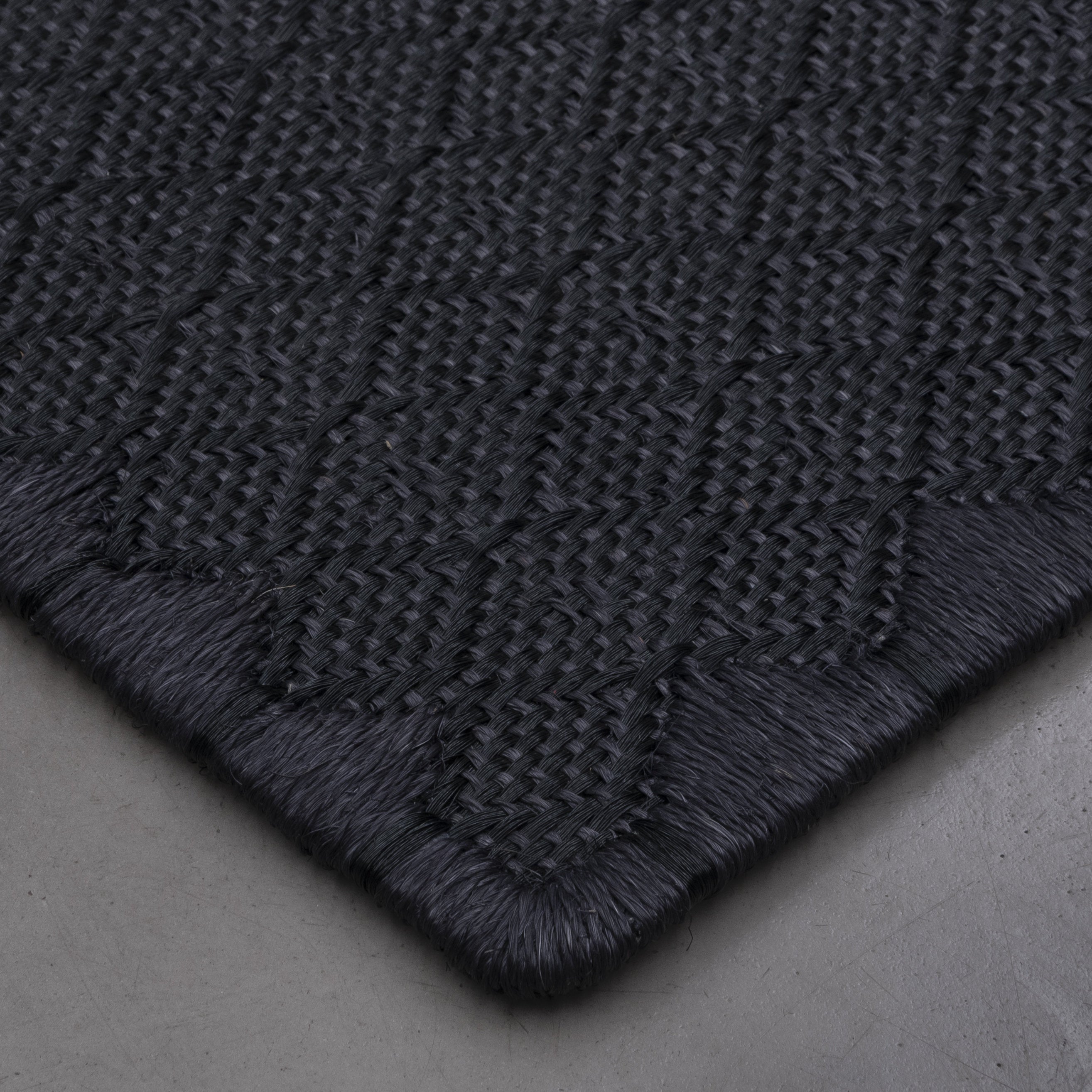 ALUNA WEAVE RUG IN BLACK FIQUE FIBER WITH BLACK ACRYLIC