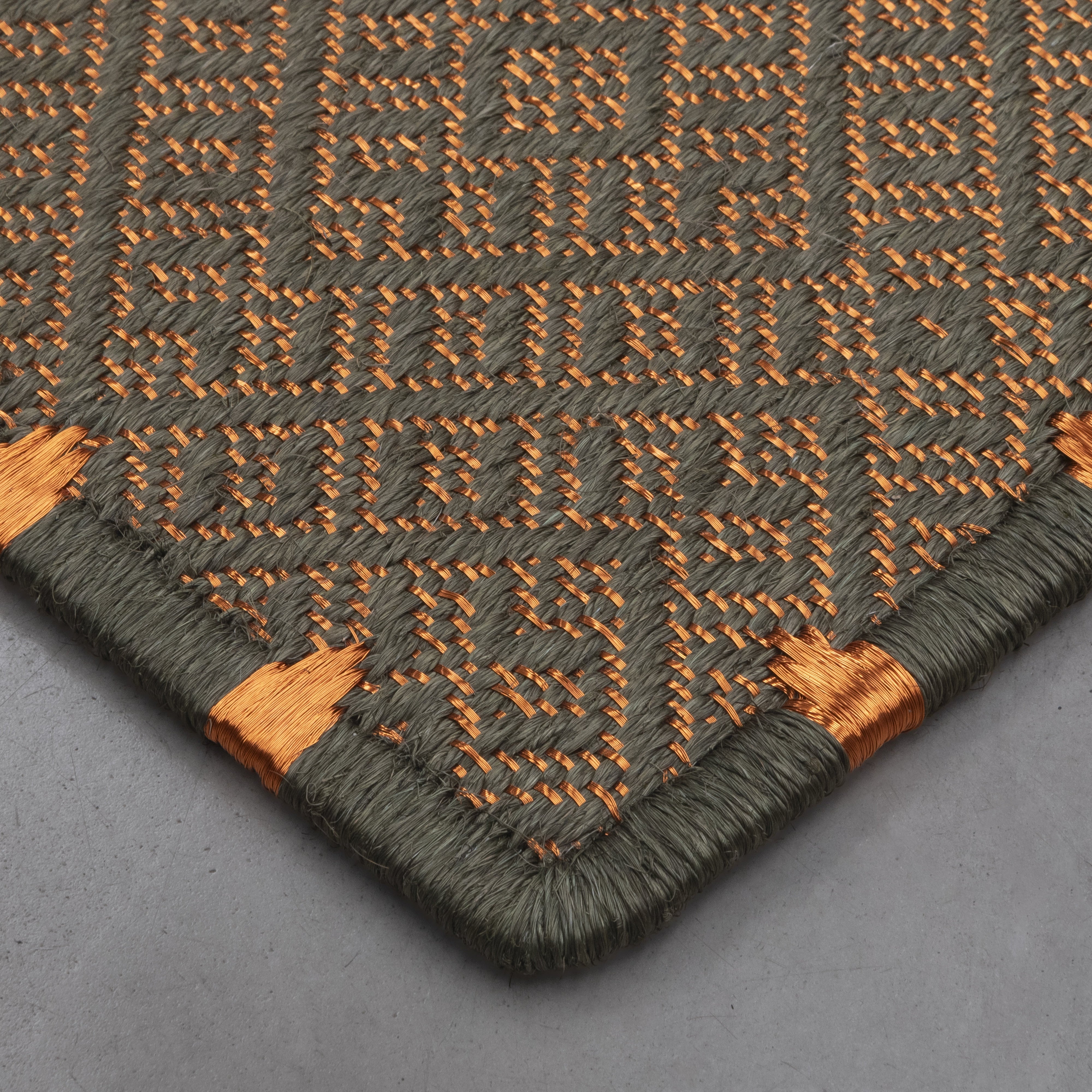 DAÚ WEAVE RUG IN COPPER AND OLIVE GREEN FIQUE FIBER