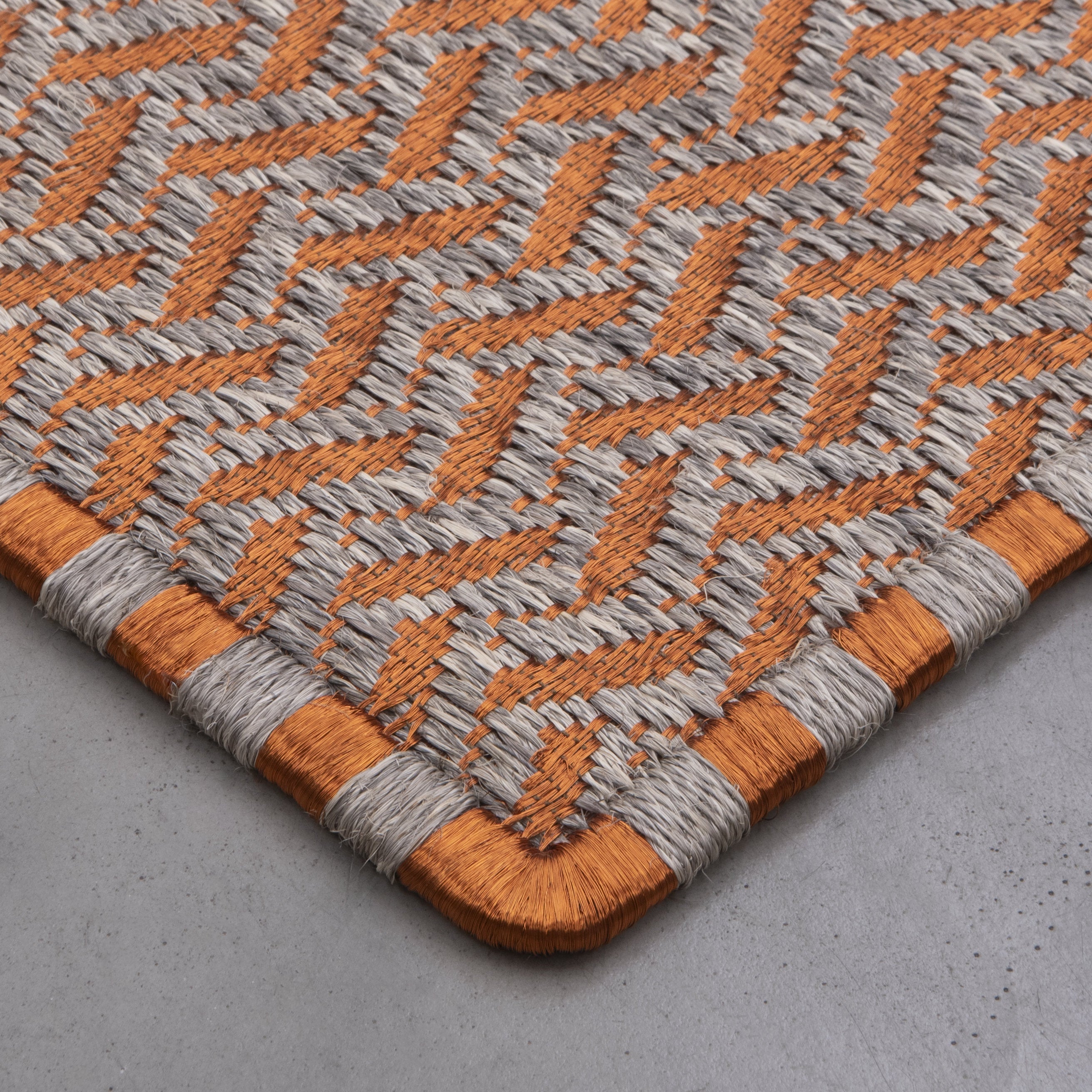 OTOÑO WEAVE RUG IN WHITE-GRAY FIQUE FIBER AND COPPER