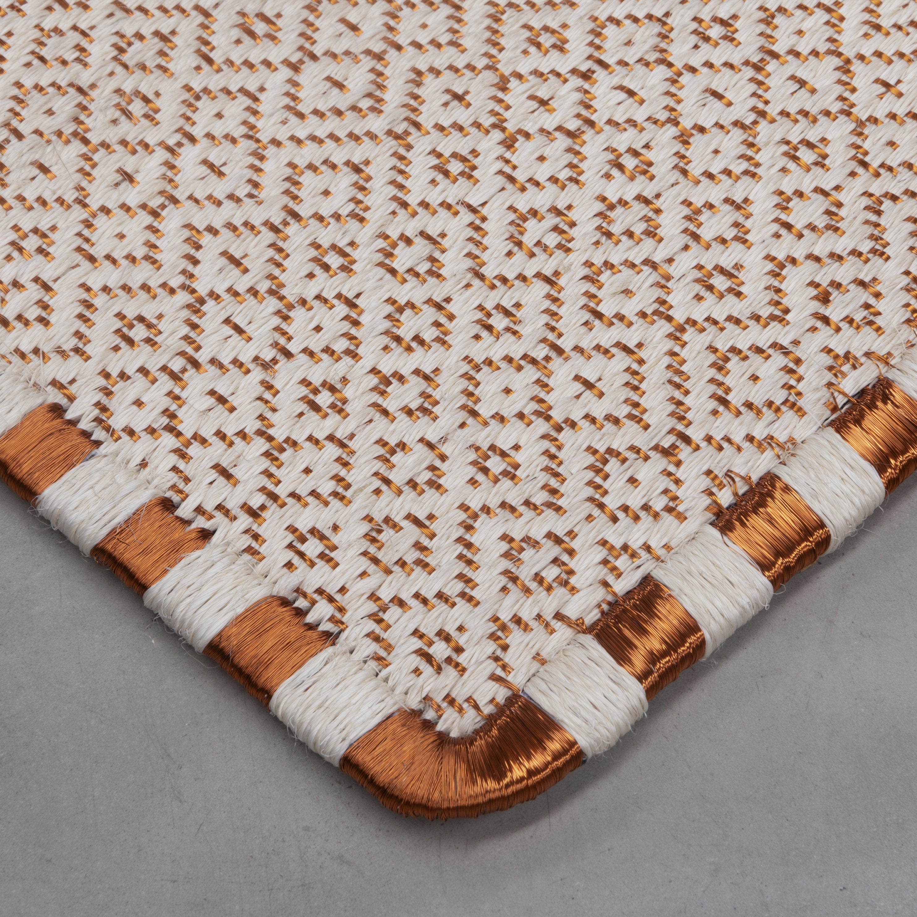 SUSU WEAVE RUG IN COPPER WITH WHITE FIQUE FIBER