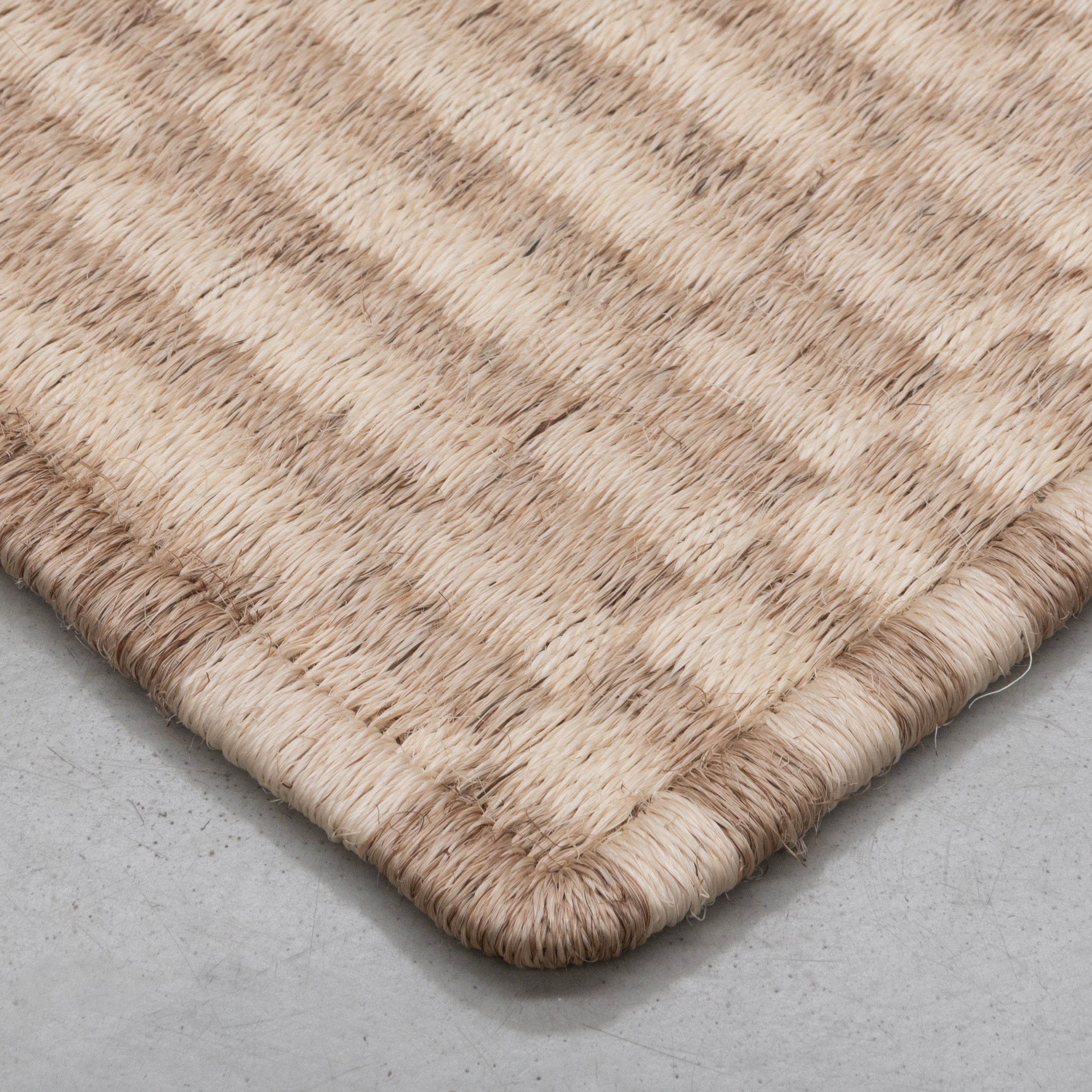 AXXIS WEAVE RUG IN NATURAL FIQUE FIBER AND WHITE FIQUE FIBER