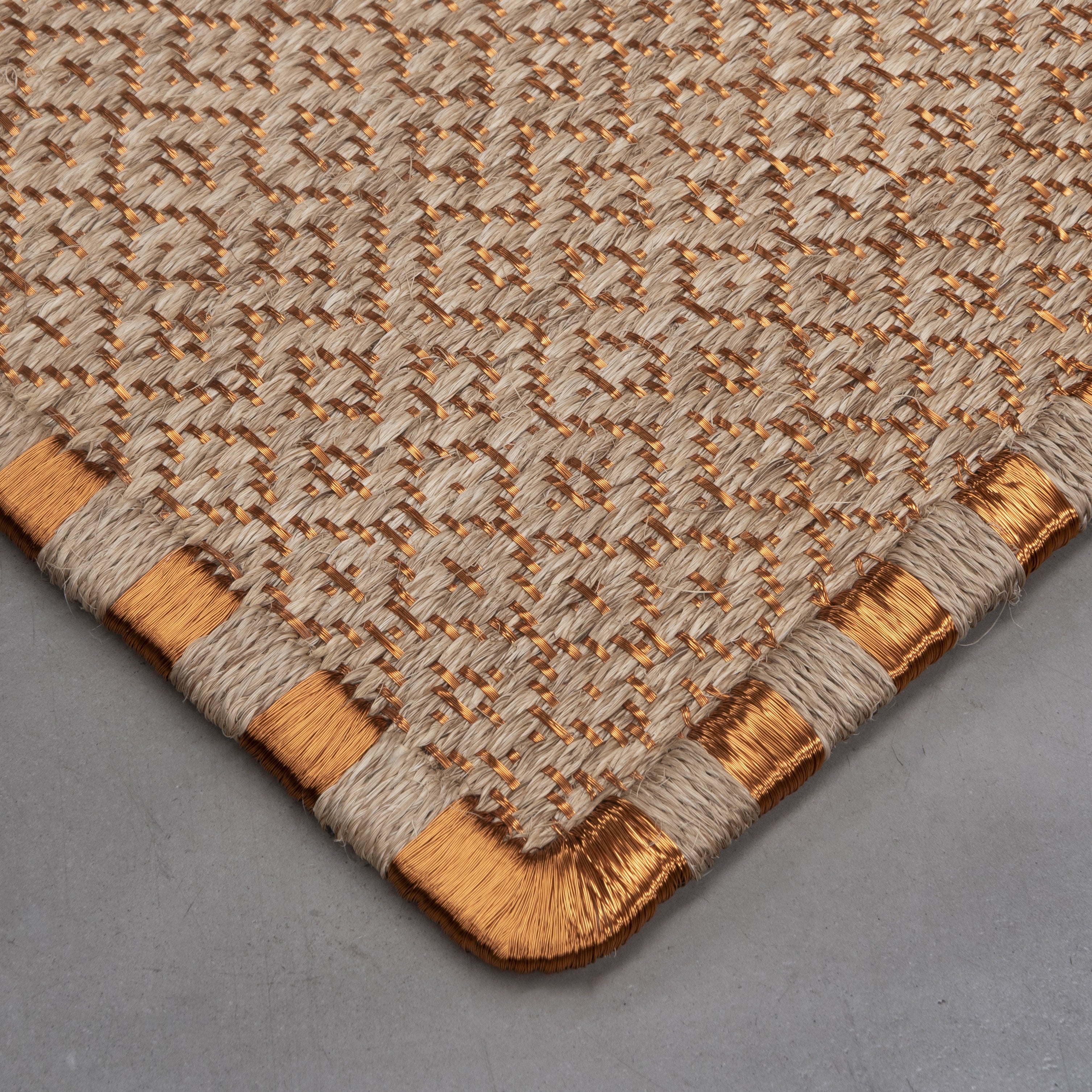 SUSU WEAVE RUG IN COPPER WITH NATURAL FIQUE FIBER
