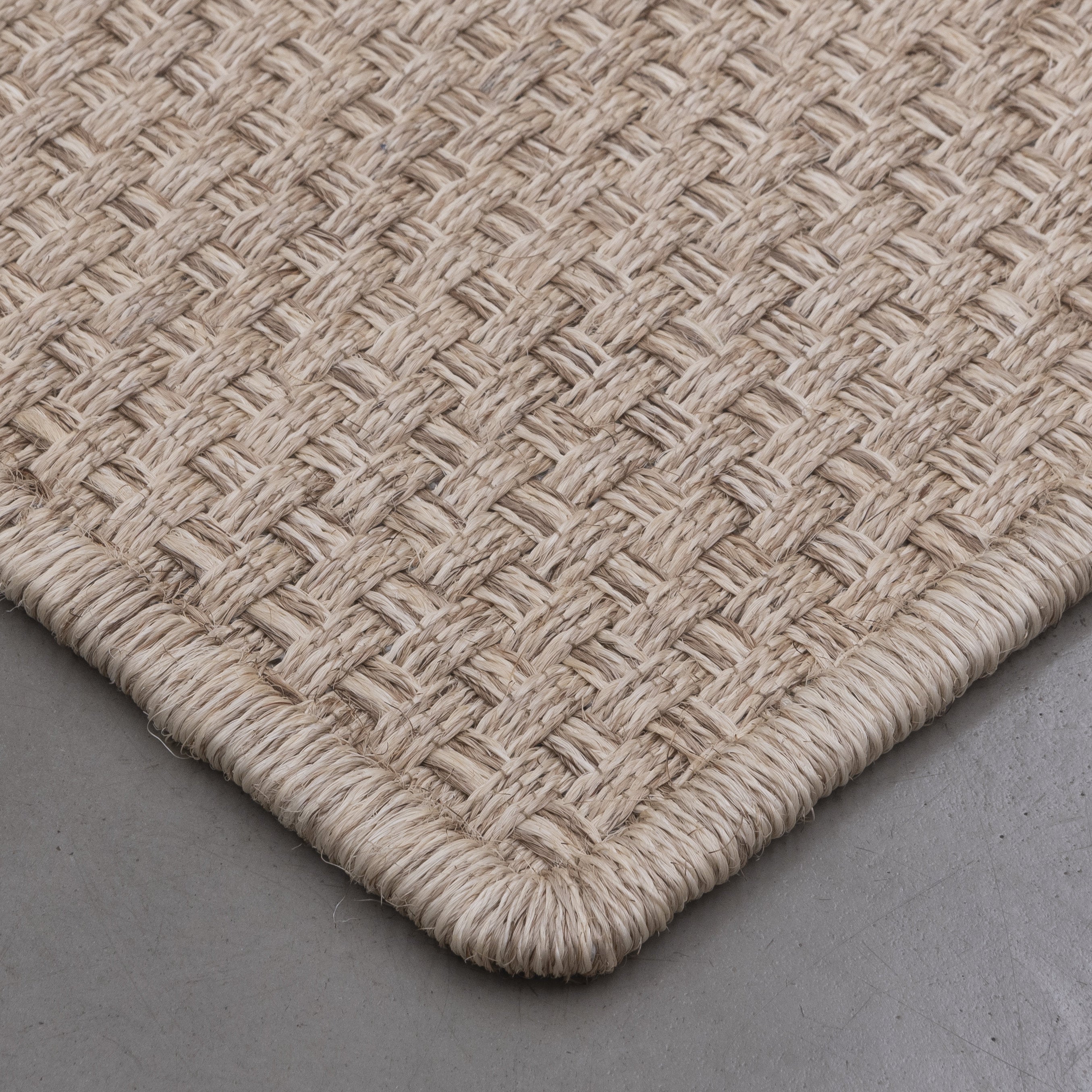 KANASPI WEAVE RUG IN NATURAL AND WHITE FIQUE FIBER