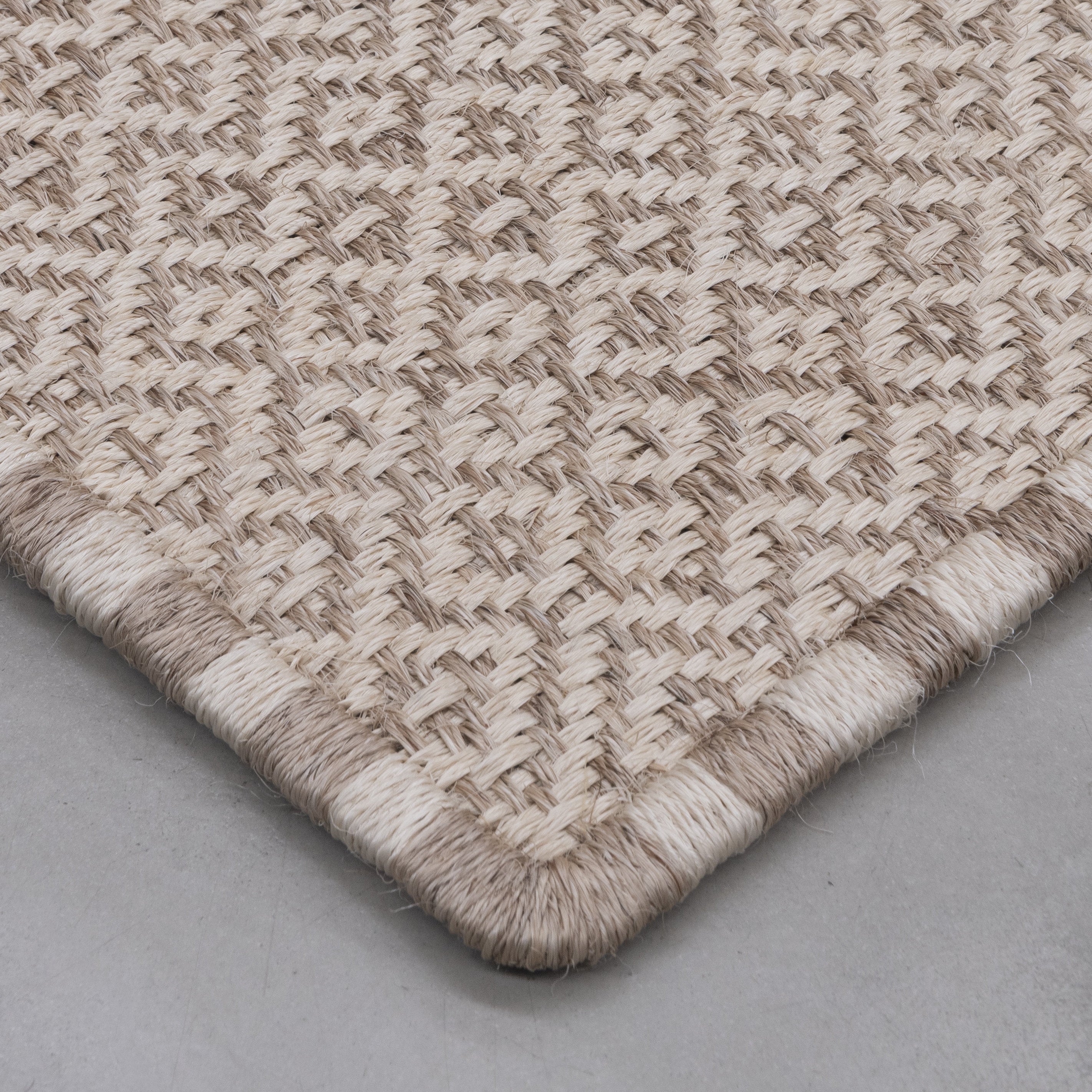 SUSU WEAVE RUG IN NATURAL FIQUE FIBER WITH WHITE FIQUE FIBER