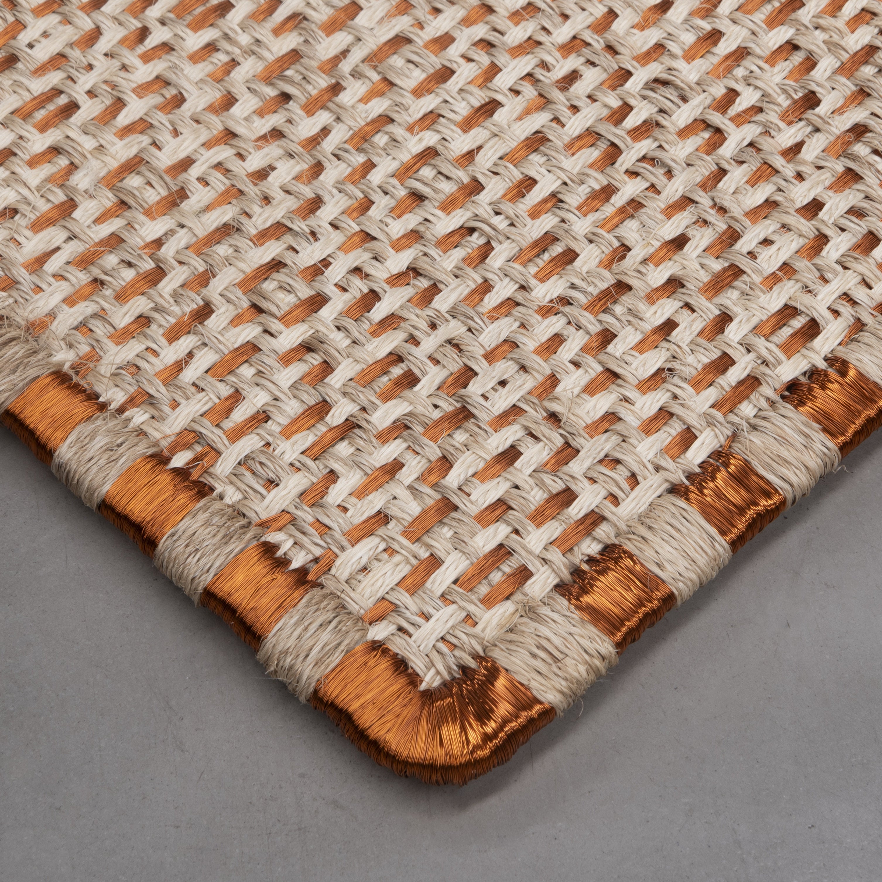 SUSU WEAVE RUG IN NATURAL FIQUE FIBER WITH COPPER AND WHITE FIQUE FIBER