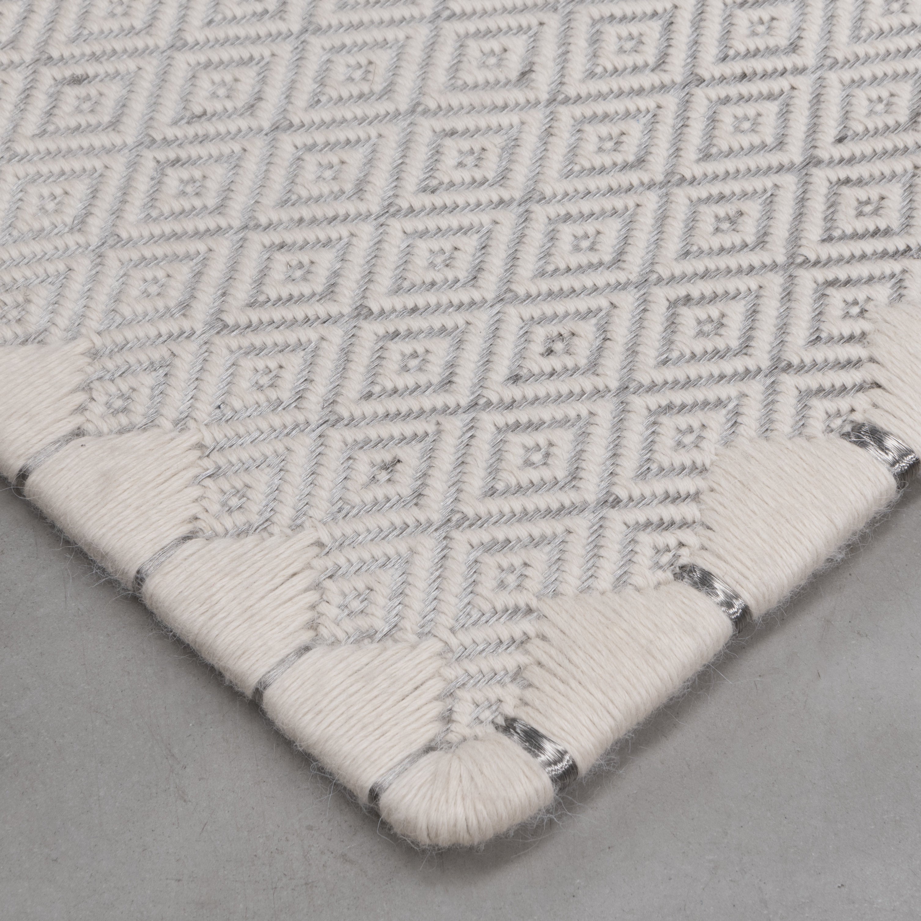MEDIUM RHOMBUS WEAVE RUG IN WHITE ALPACA WITH STAINLESS STEEL