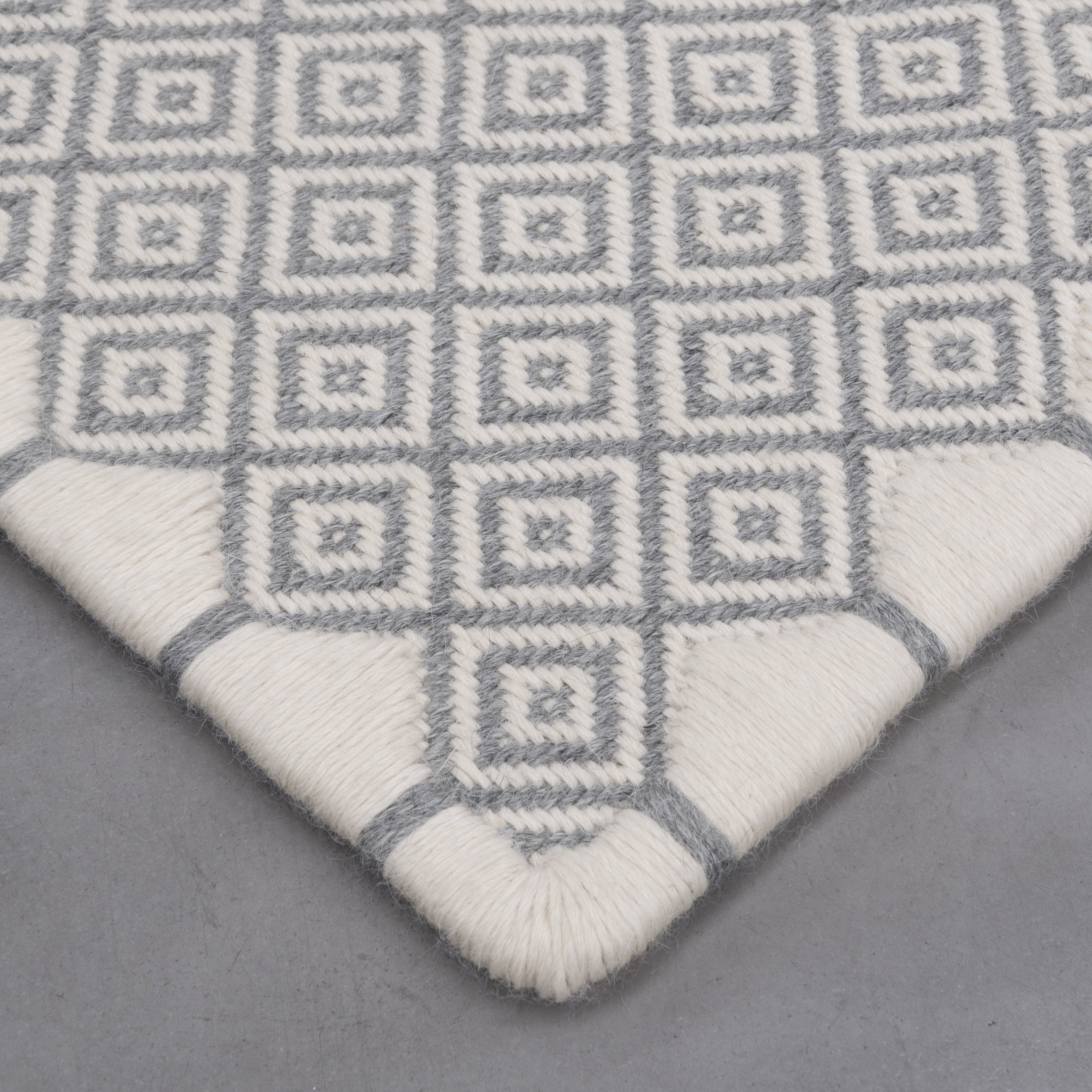 MEDIUM RHOMBUS WEAVE RUG IN WHITE ALPACA WITH GRAY ALPACA