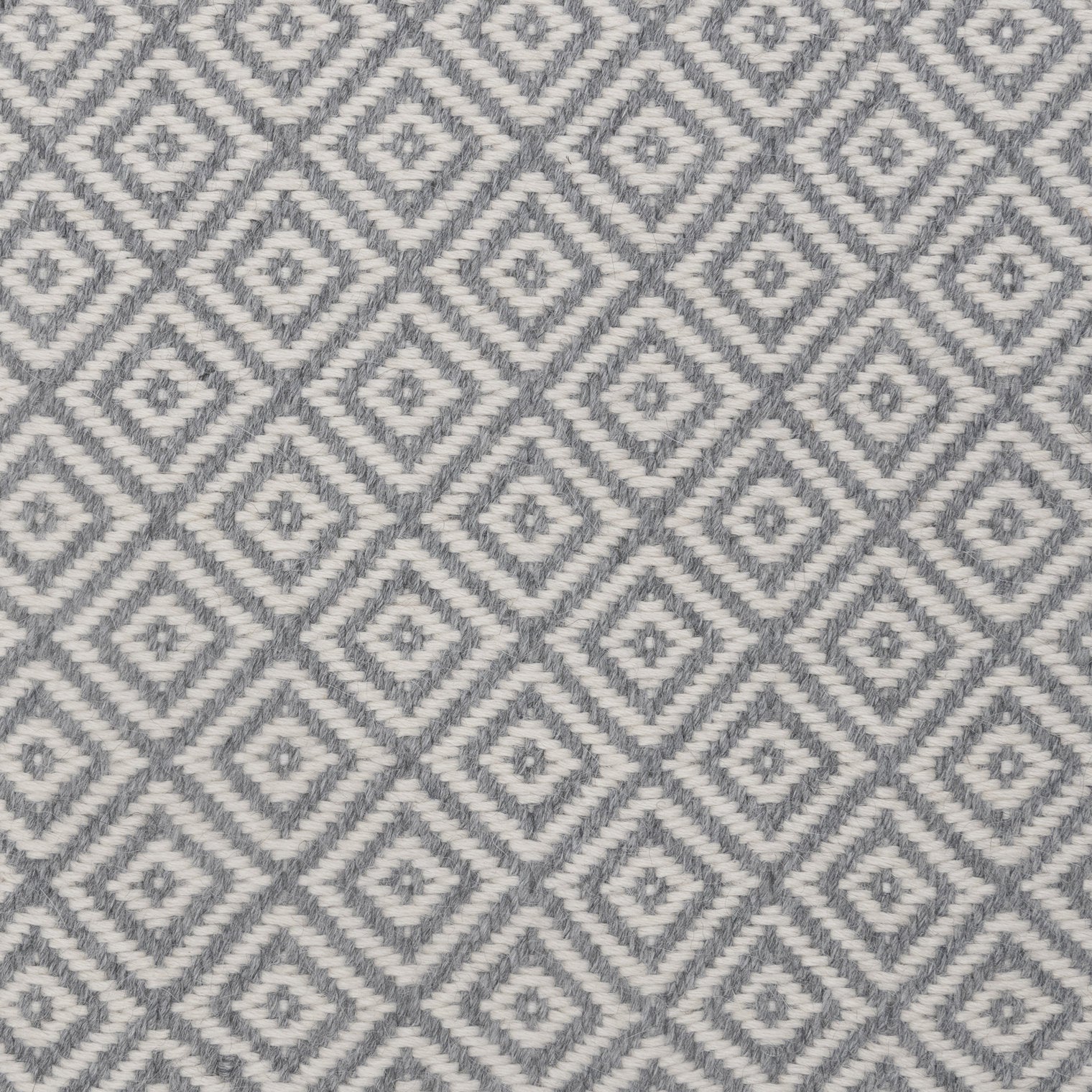 MEDIUM RHOMBUS WEAVE RUG IN WHITE ALPACA WITH GRAY ALPACA