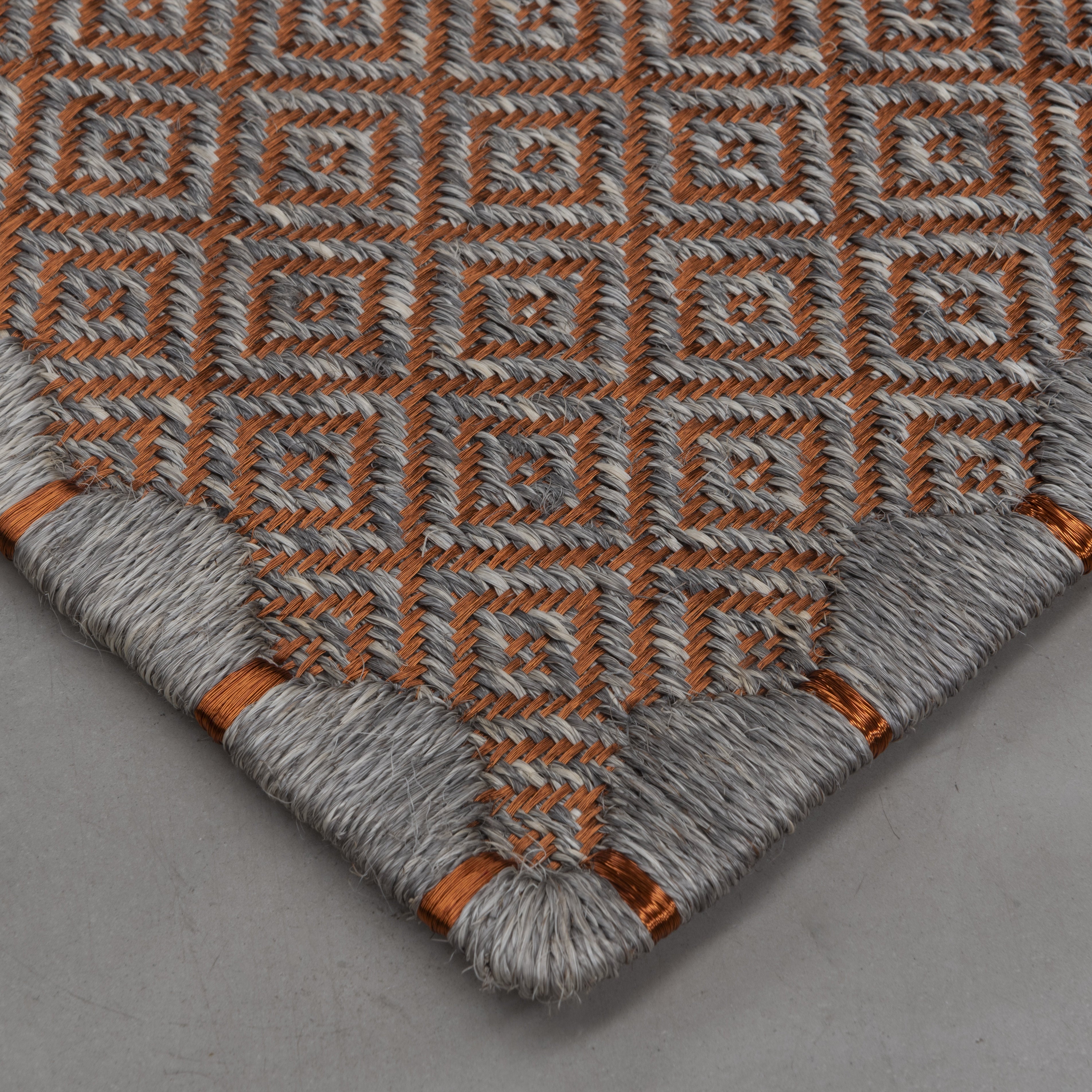 MEDIUM RHOMBUS WEAVE RUG IN WHITE-GRAY FIQUE FIBER WITH COPPER