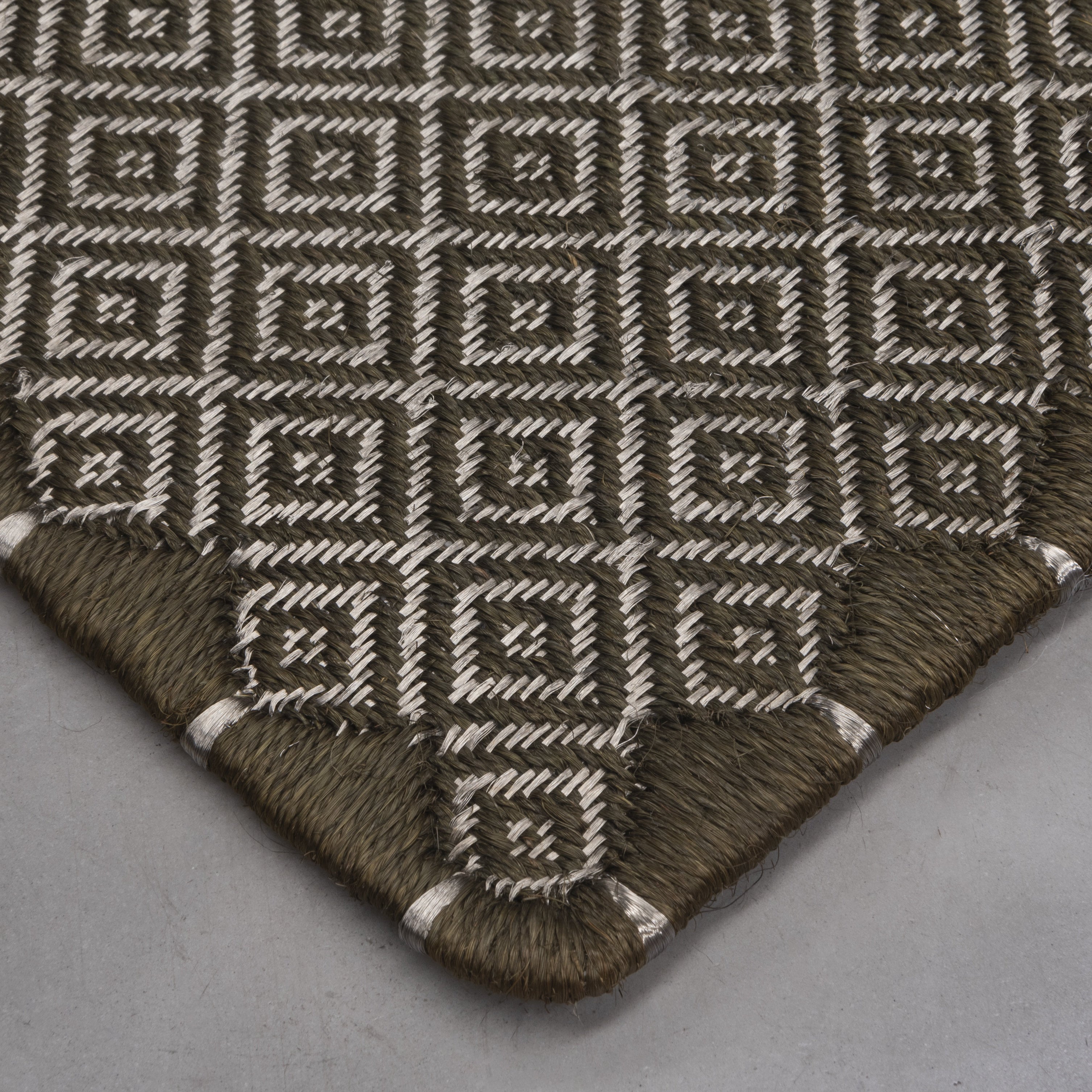 MEDIUM RHOMBUS WEAVE RUG IN OLIVA FIQUE FIBER WITH STAINLESS STEEL