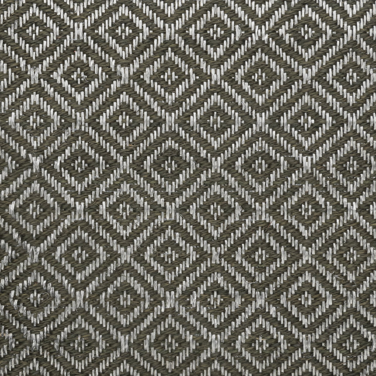 MEDIUM RHOMBUS WEAVE RUG IN OLIVA FIQUE FIBER WITH STAINLESS STEEL