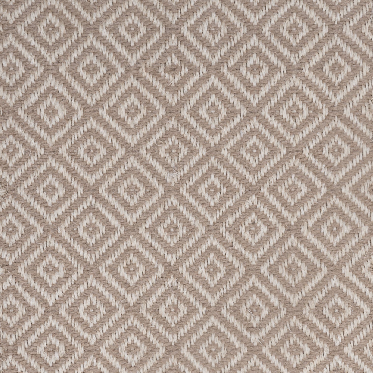MEDIUM RHOMBUS WEAVE RUG IN WHITE FIQUE FIBER WITH TAUPE ALPACA