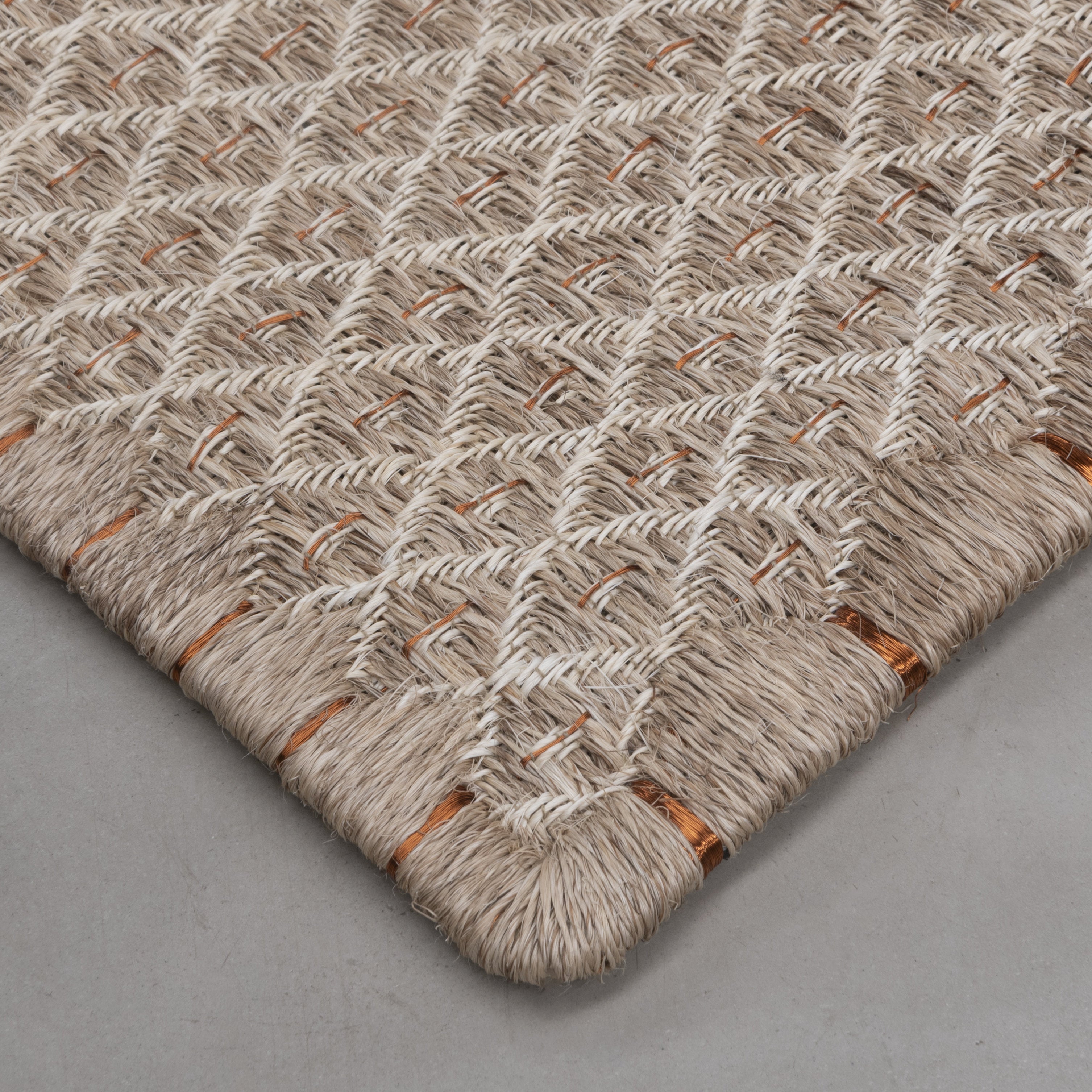 RHOMBUS WEAVE RUG IN NATURAL FIQUE FIBER WITH COPPER AND WHITE FIQUE FIBER
