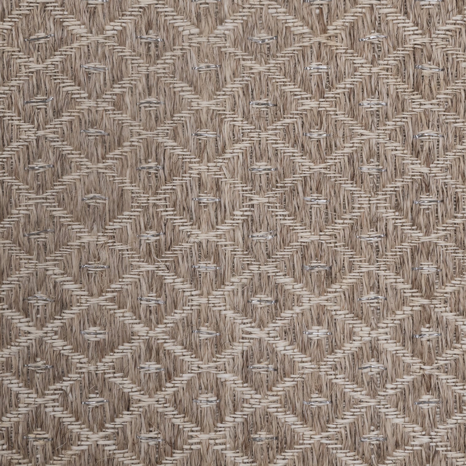 RHOMBUS WEAVE RUG IN NATURAL FIQUE FIBER WITH STAINLESS STEEL AND WHITE FIQUE FIBER