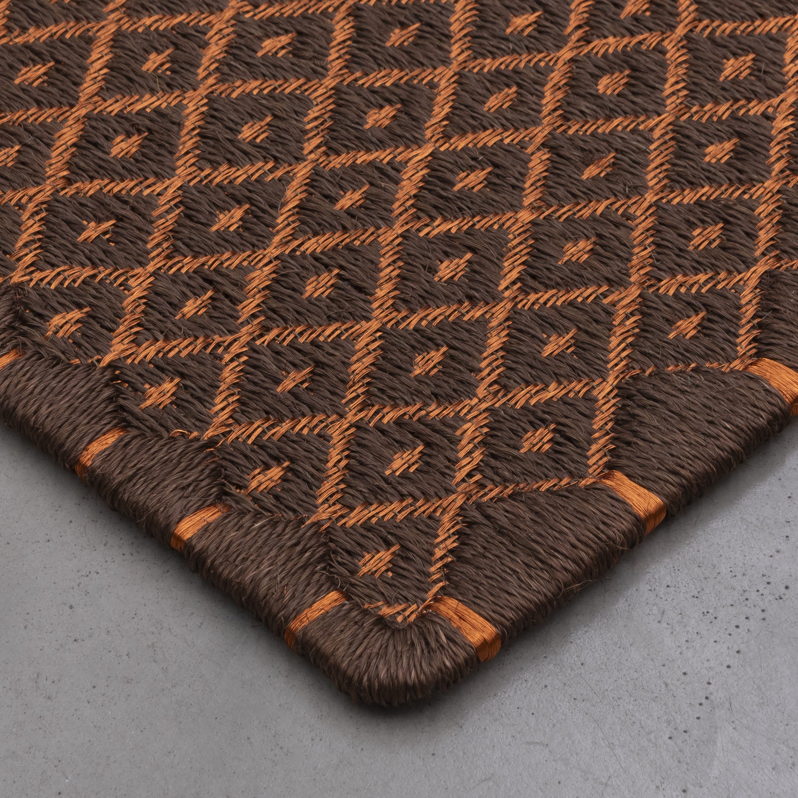 RHOMBUS WEAVE RUG IN COFFEE FIQUE FIBER WITH COPPER