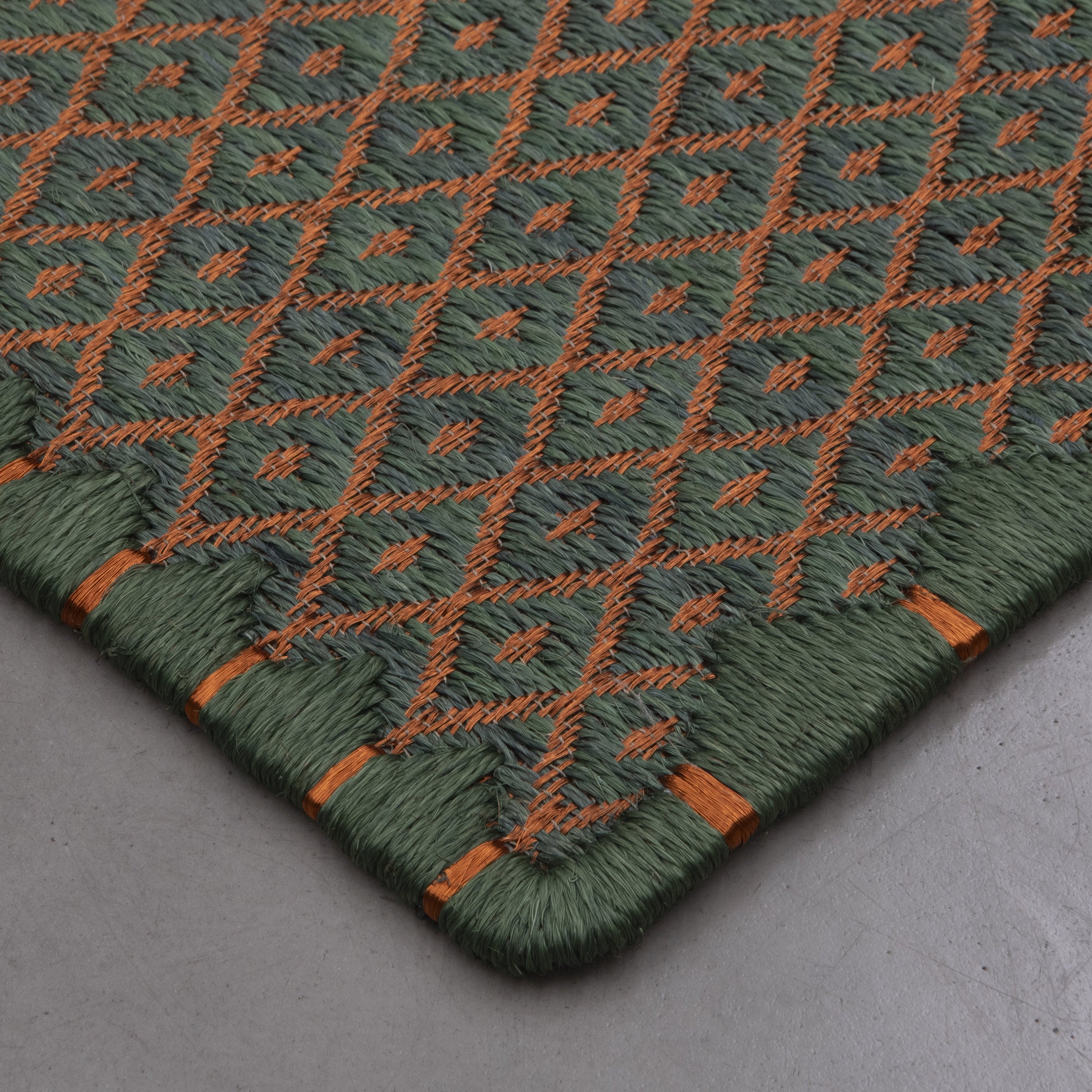 RHOMBUS WEAVE RUG IN OLIVE GREEN FIQUE FIBER WITH COPPER