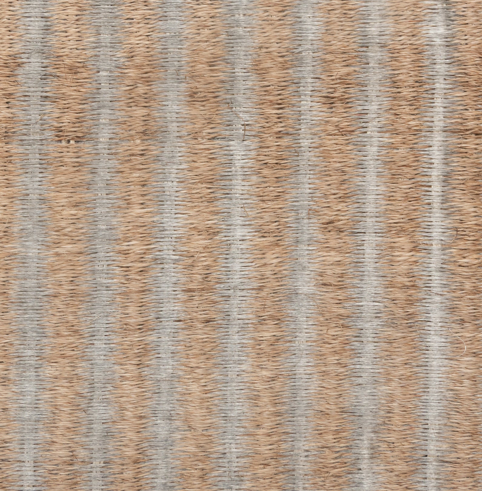 STRIPES WEAVE RUG IN NATURAL FIQUE FIBER AND STAINLESS STEEL