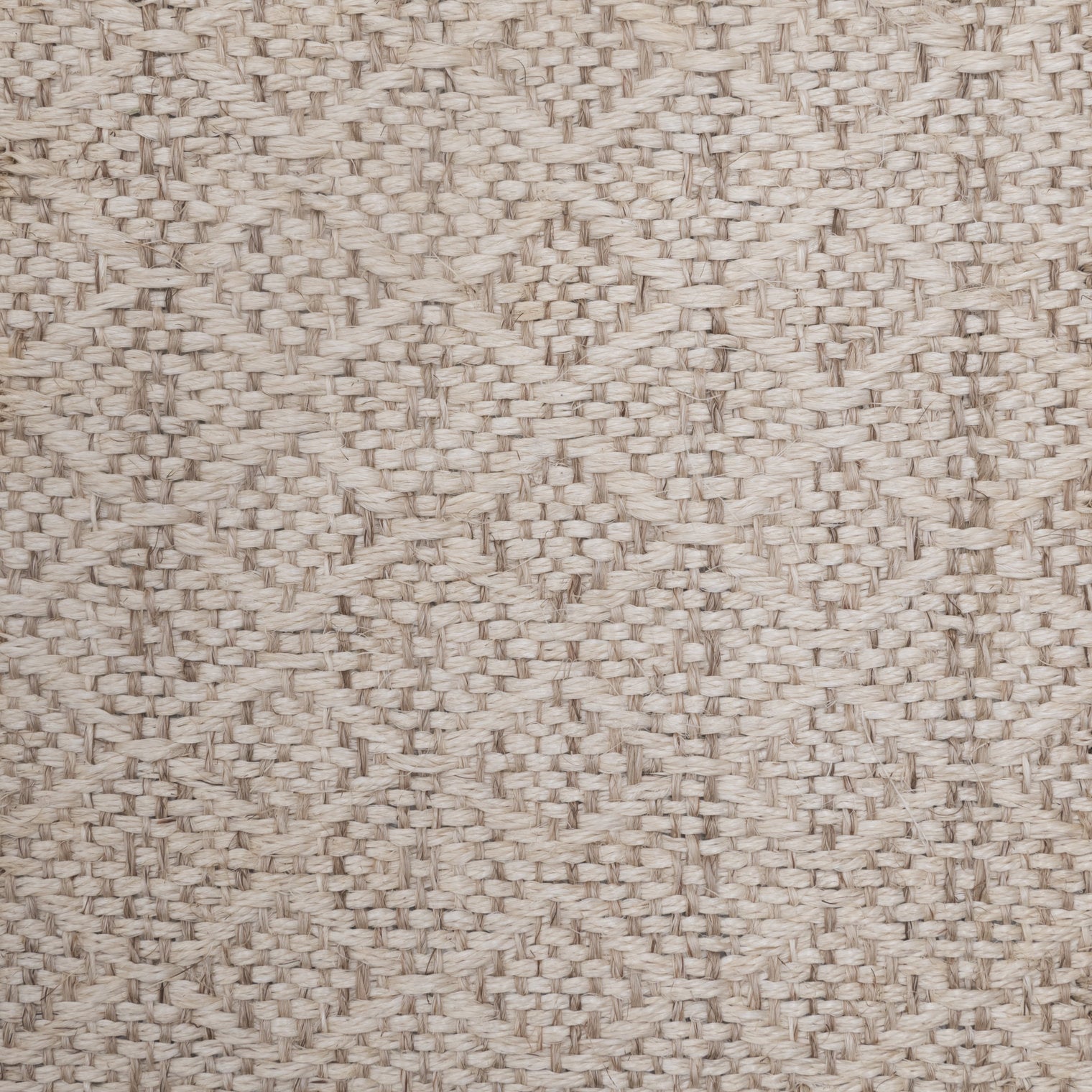 ALUNA WEAVE RUG IN NATURAL FIQUE FIBER WITH WHITE FIQUE FIBER
