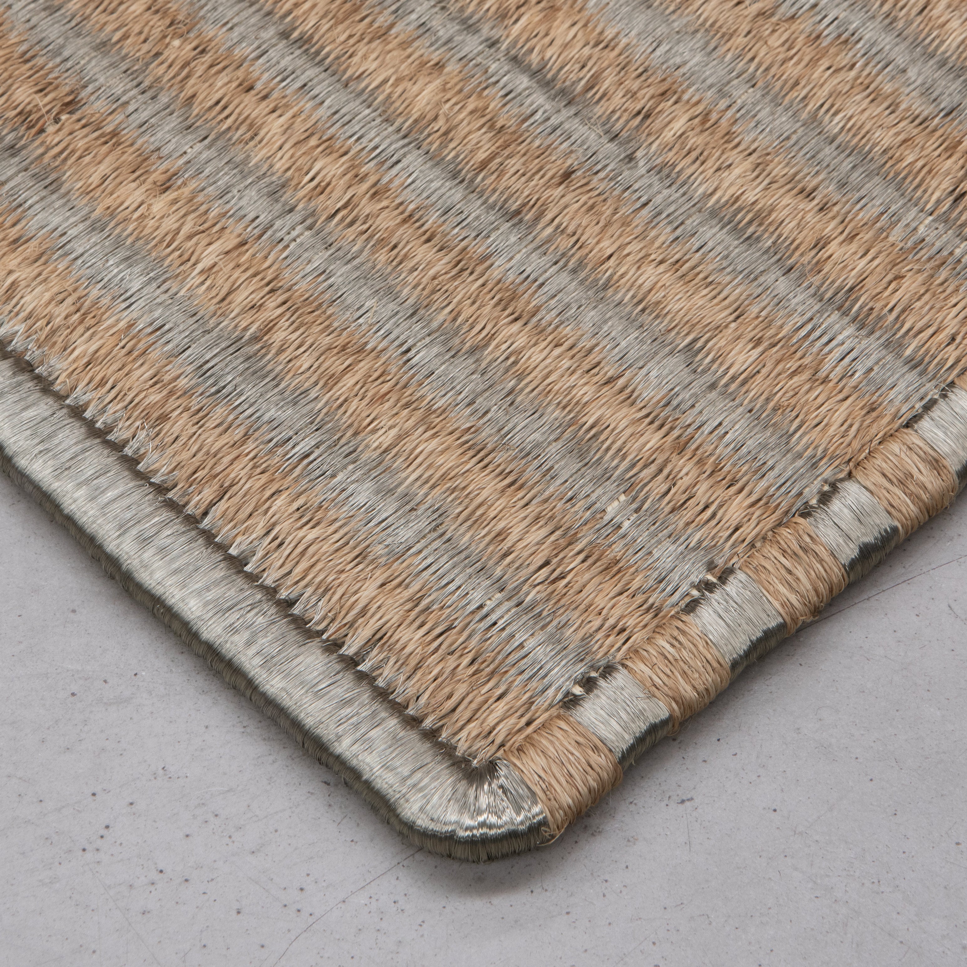 STRIPES WEAVE RUG IN NATURAL FIQUE FIBER AND STAINLESS STEEL