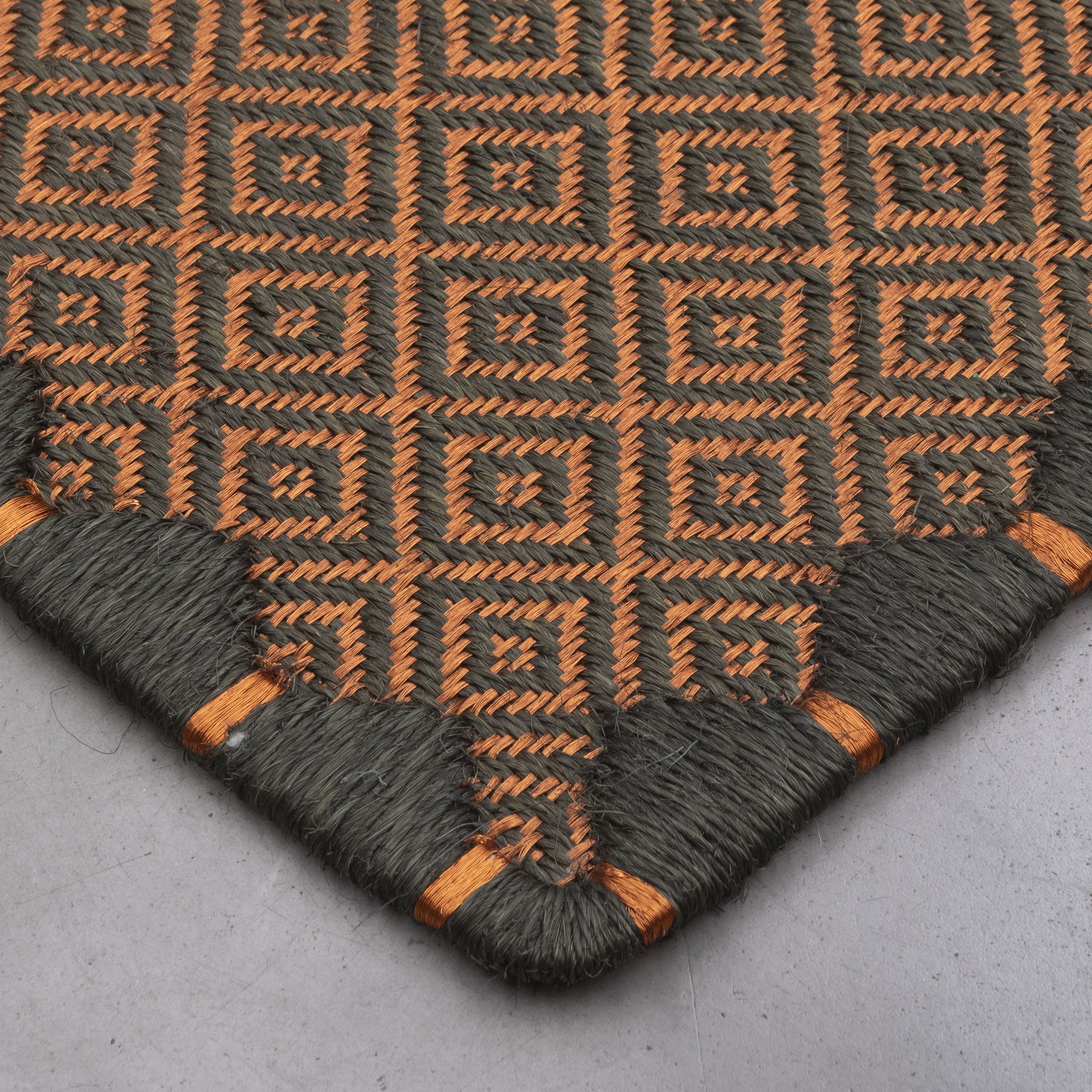 MEDIUM RHOMBUS WEAVE RUG IN OLIVE GREEN FIQUE FIBER AND COPPER