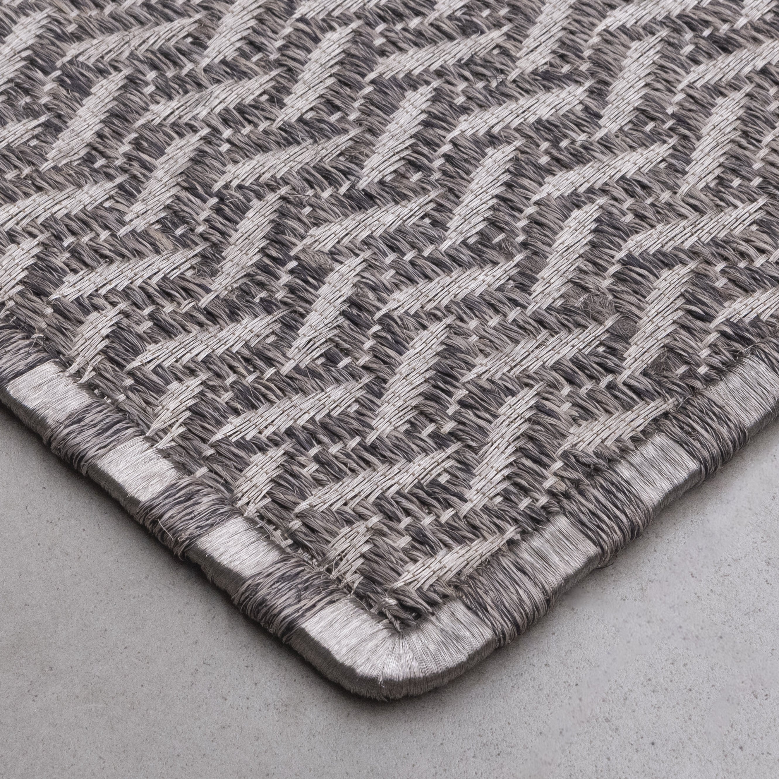 OTOÑO WEAVE RUG IN BLACK-GRAY FIQUE FIBER AND STAINLESS STEEL