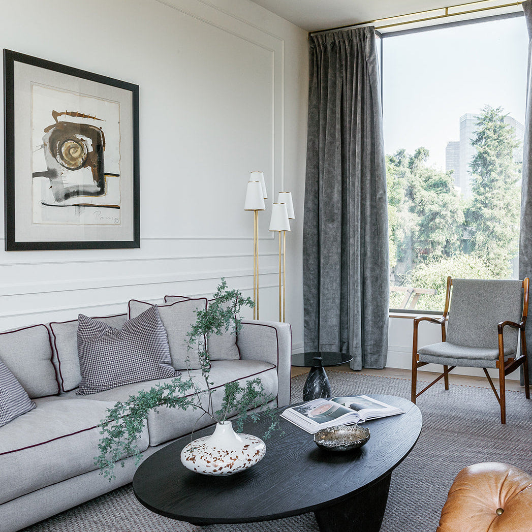 KANASPI WEAVE RUG IN WHITE-GRAY FIQUE FIBER AND COPPER