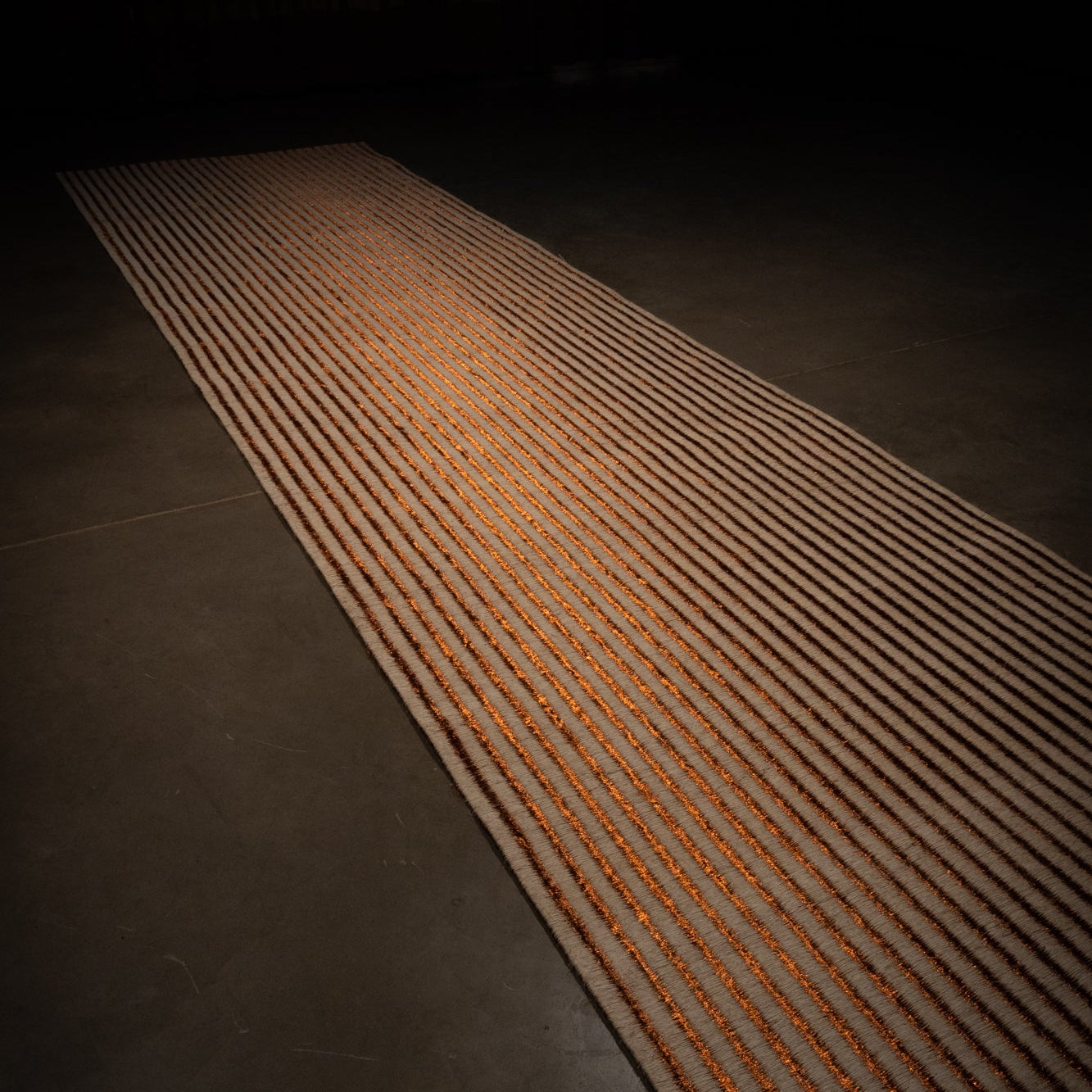 STRIPES WEAVE RUG IN WHITE FIQUE FIBER AND COPPER