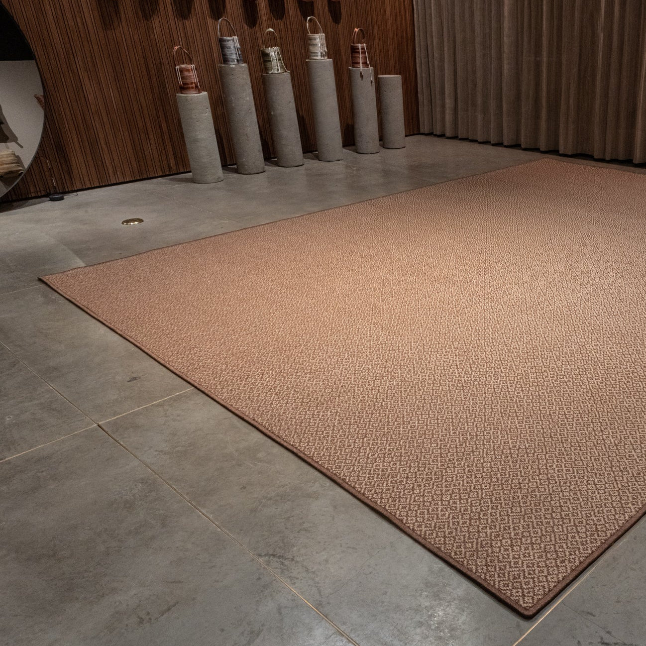 SUSU WEAVE RUG IN KHAKI FIQUE FIBER AND NATURAL FIQUE FIBER