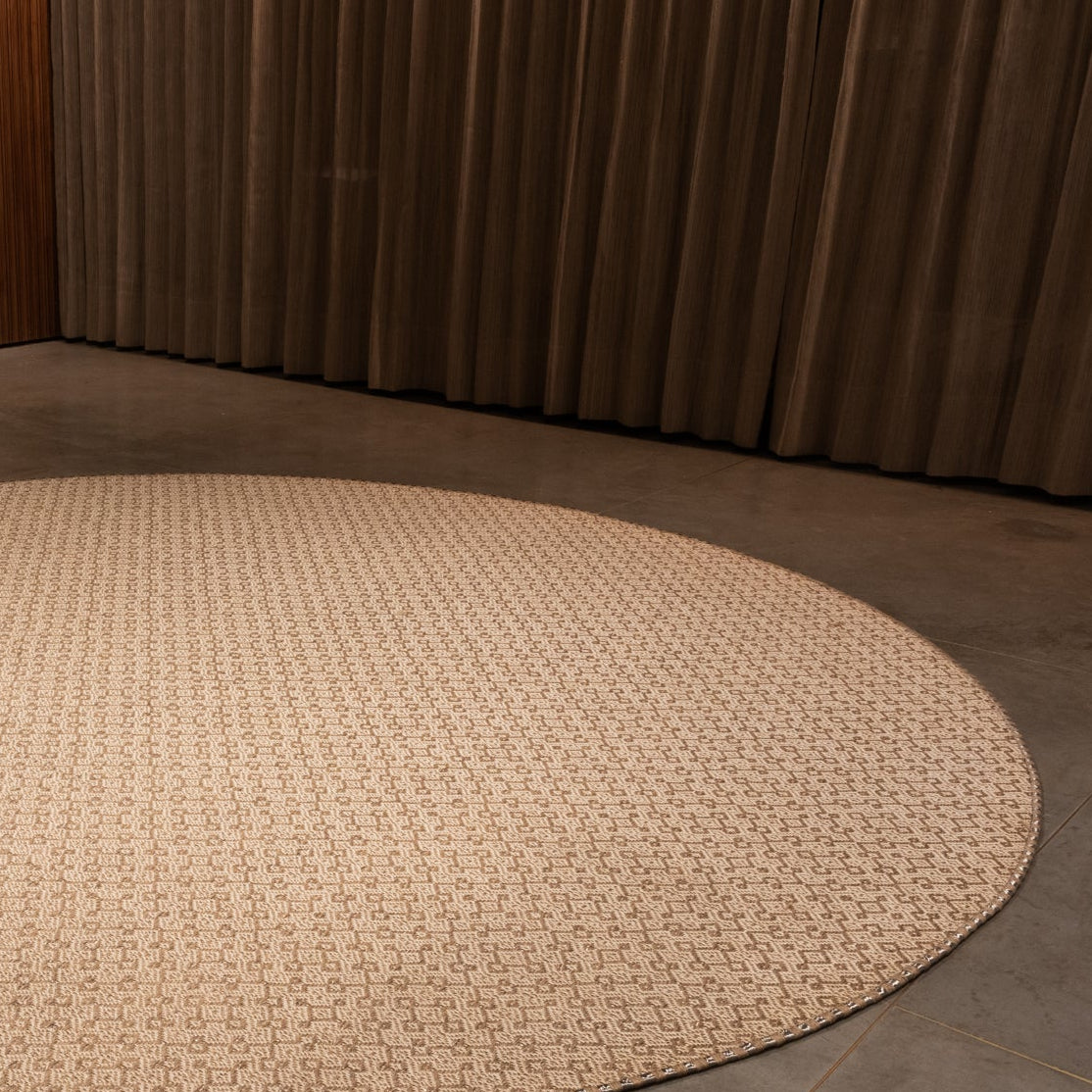 CASABLANCA WEAVE RUG IN WHITE AND NATURAL FIQUE FIBER WITH STAINLESS STEEL