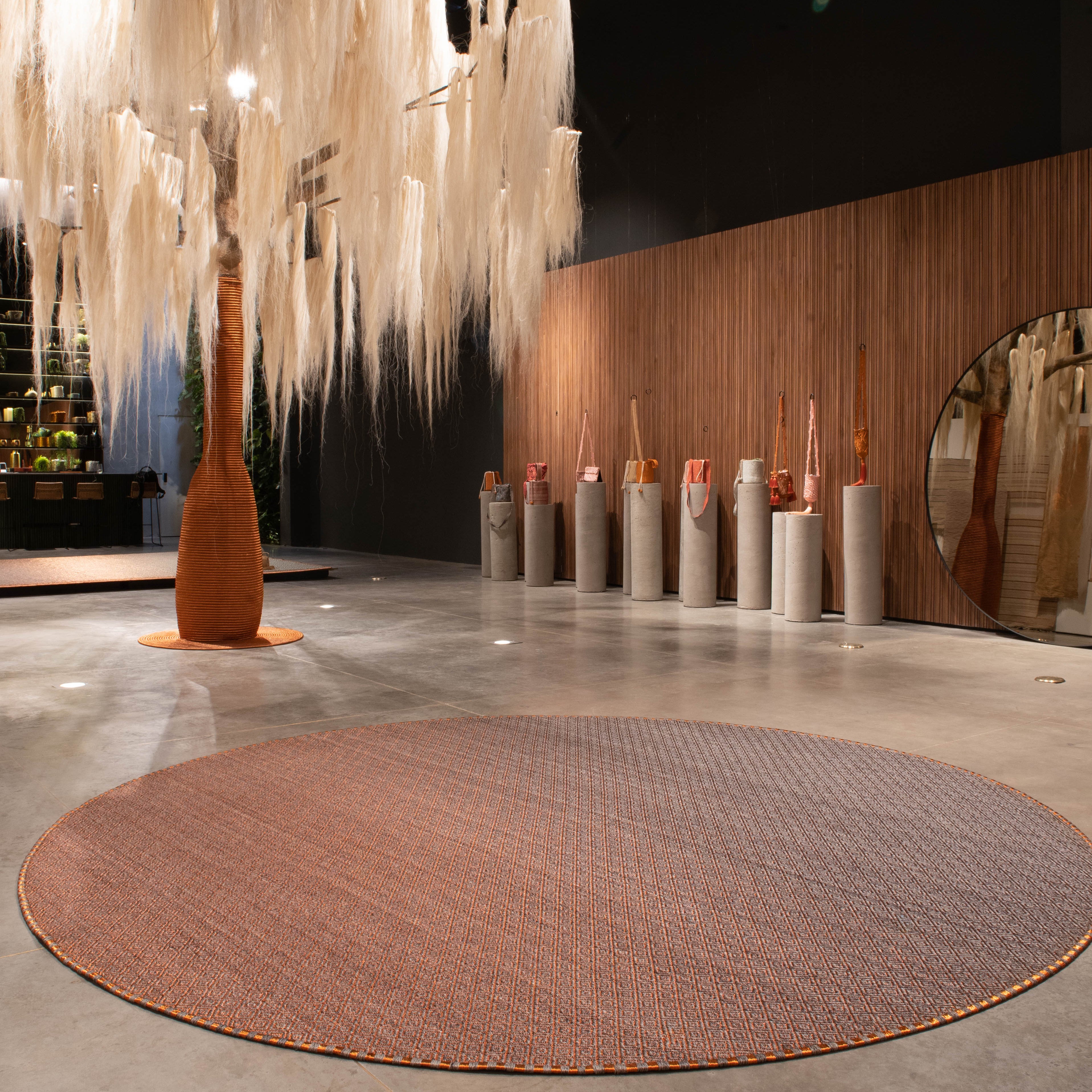 MEDIUM RHOMBUS WEAVE RUG IN WHITE-GRAY FIQUE FIBER WITH COPPER