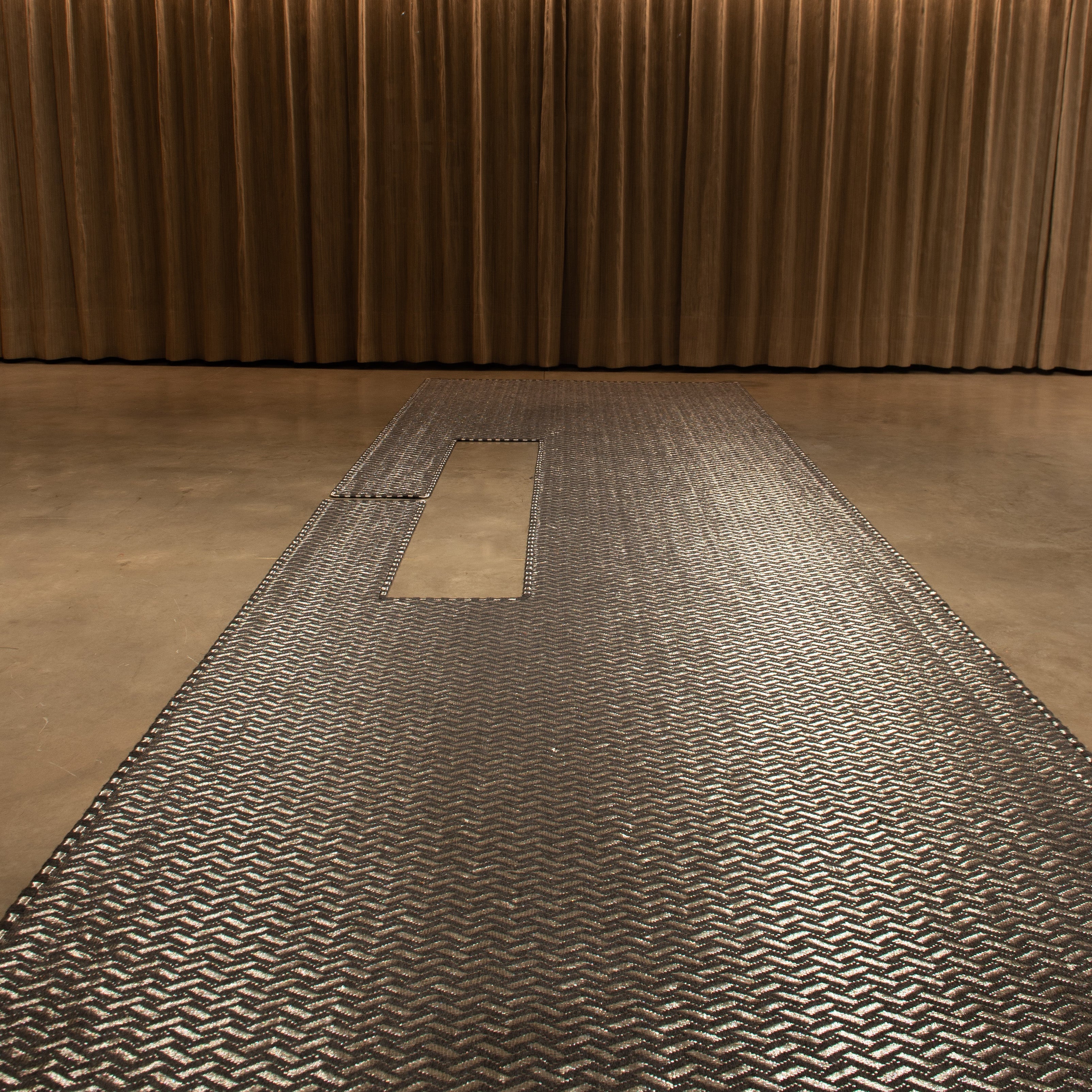 OTOÑO WEAVE RUG IN BLACK ALPACA WITH STAINLESS STEEL