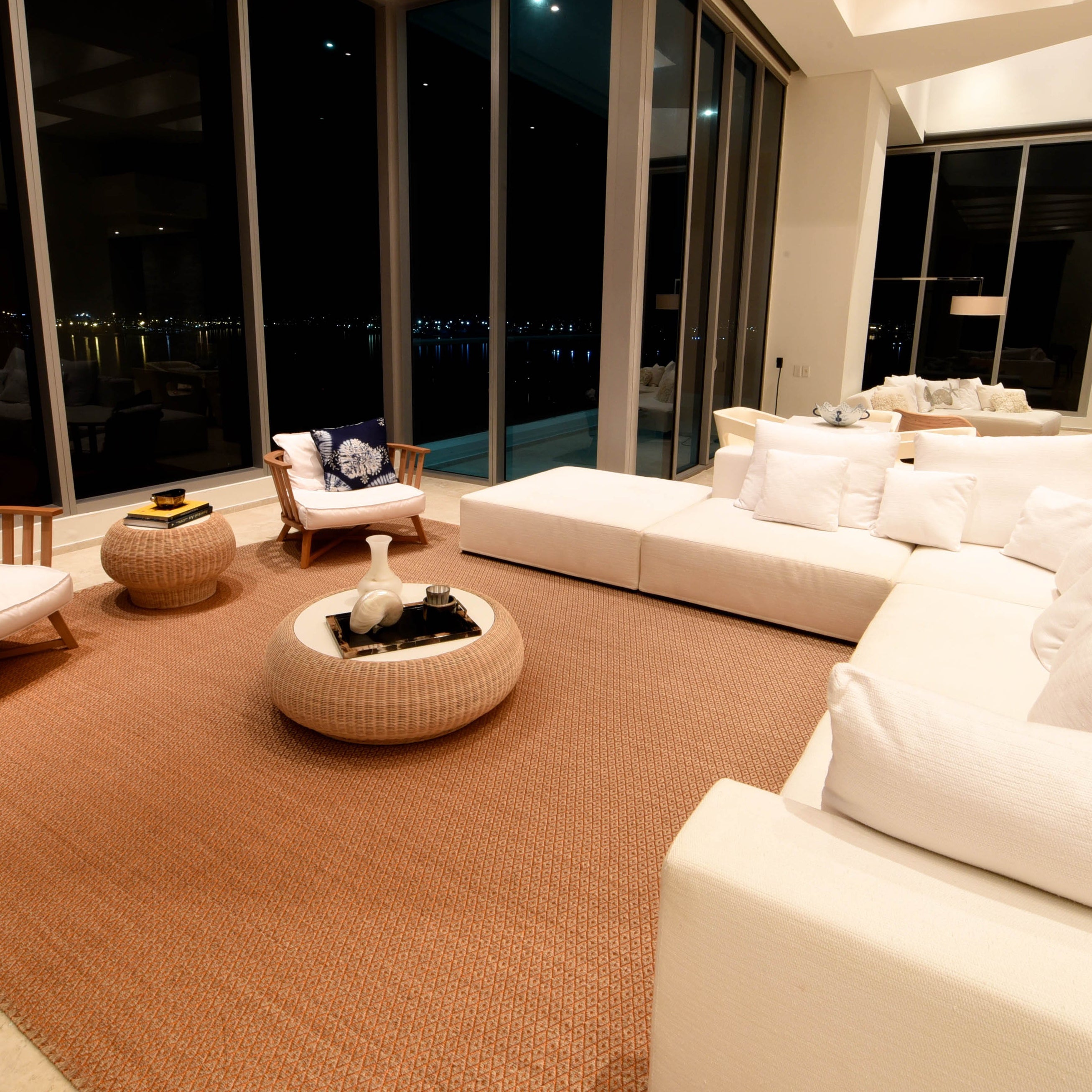 RHOMBUS WEAVE RUG IN NATURAL FIQUE FIBER WITH COPPER