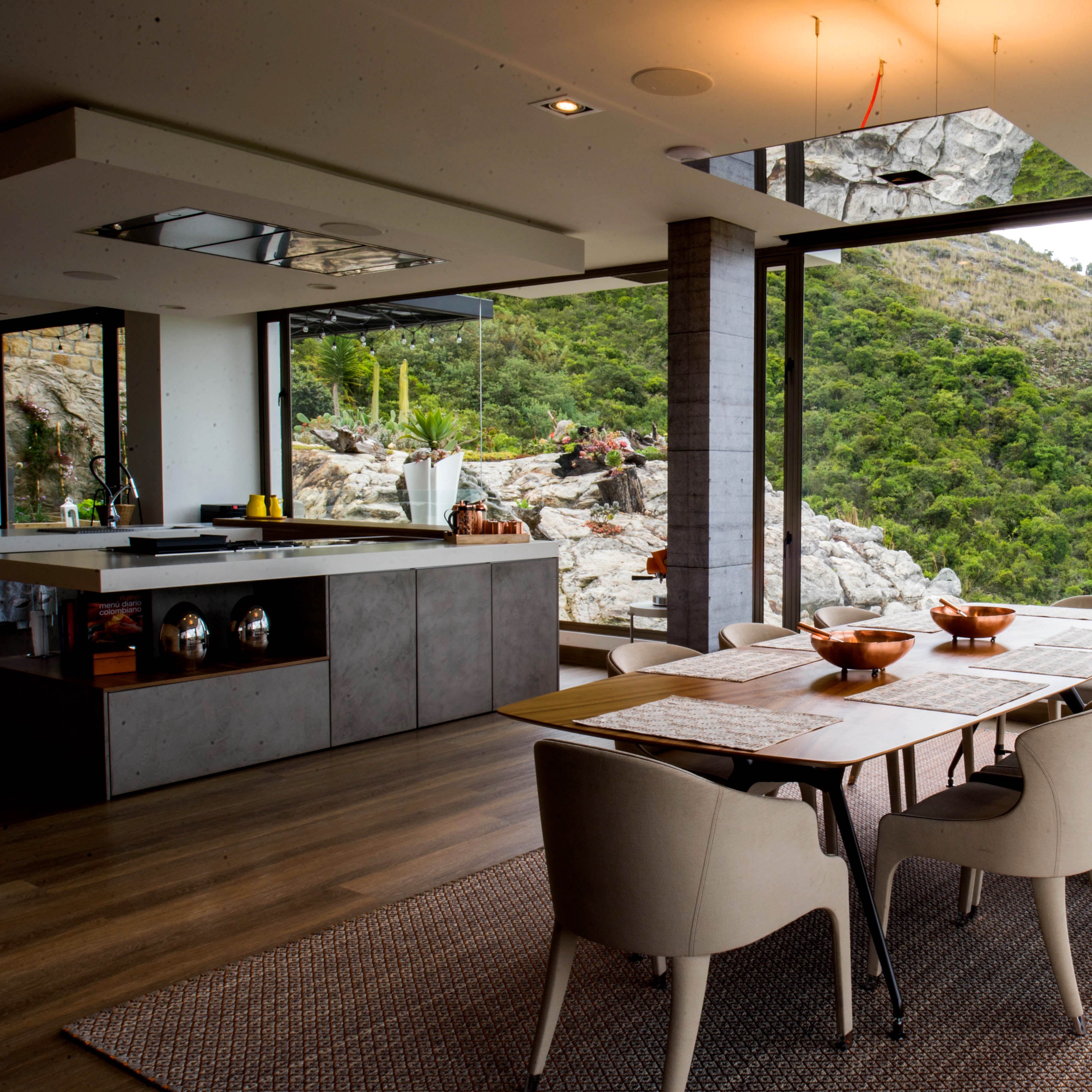 RHOMBUS WEAVE RUG IN WHITE-GRAY FIQUE FIBER AND COPPER