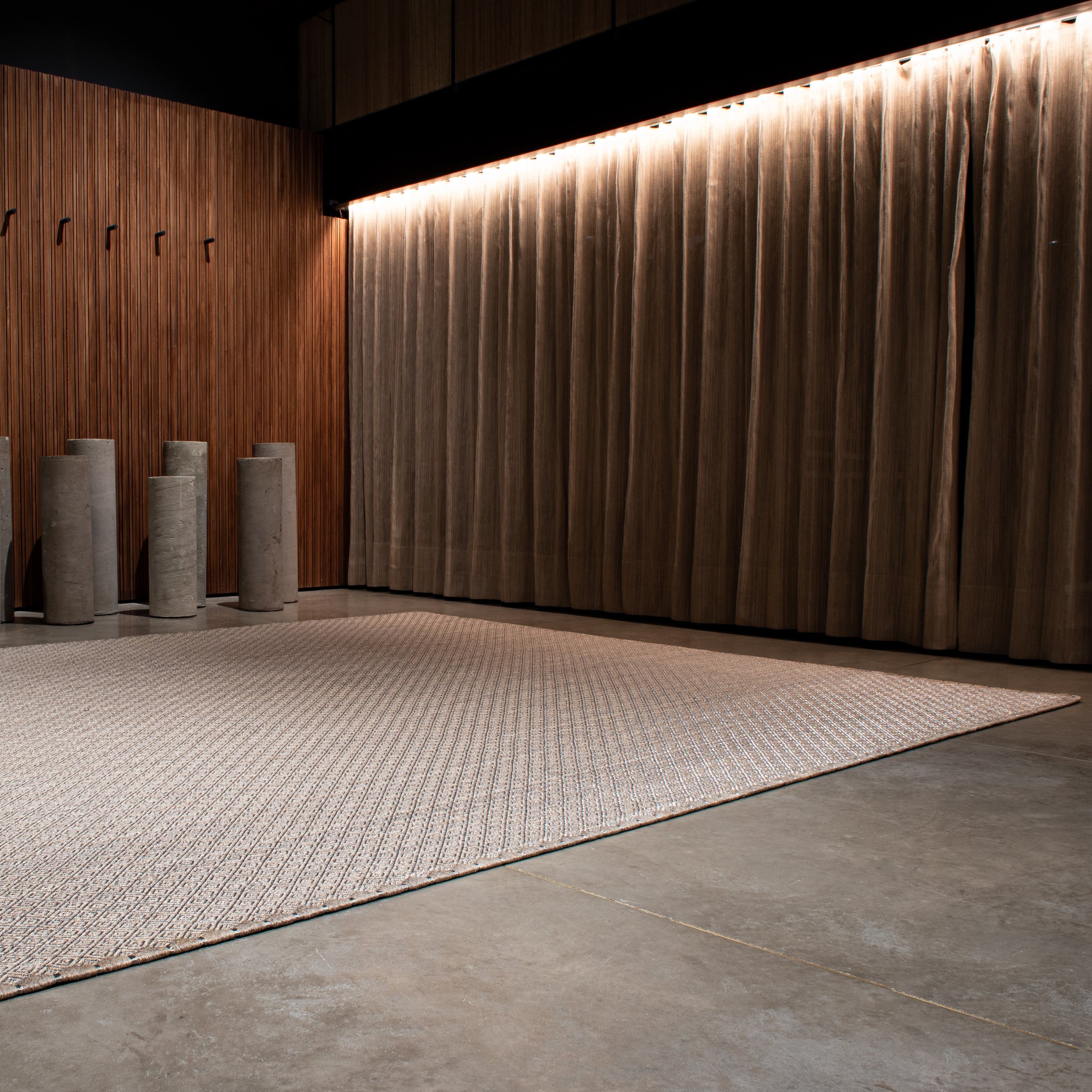 MEDIUM RHOMBUS WEAVE RUG IN NATURAL AND WHITE-GRAY FIQUE FIBER AND STAINLESS STEEL