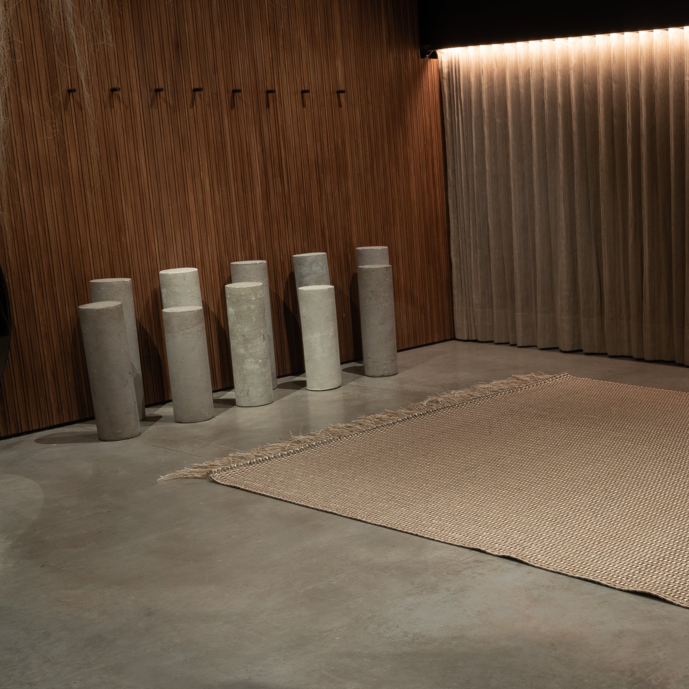 KANASPI WEAVE RUG IN NATURAL AND WHITE FIQUE FIBER WITH STAINLESS STEEL