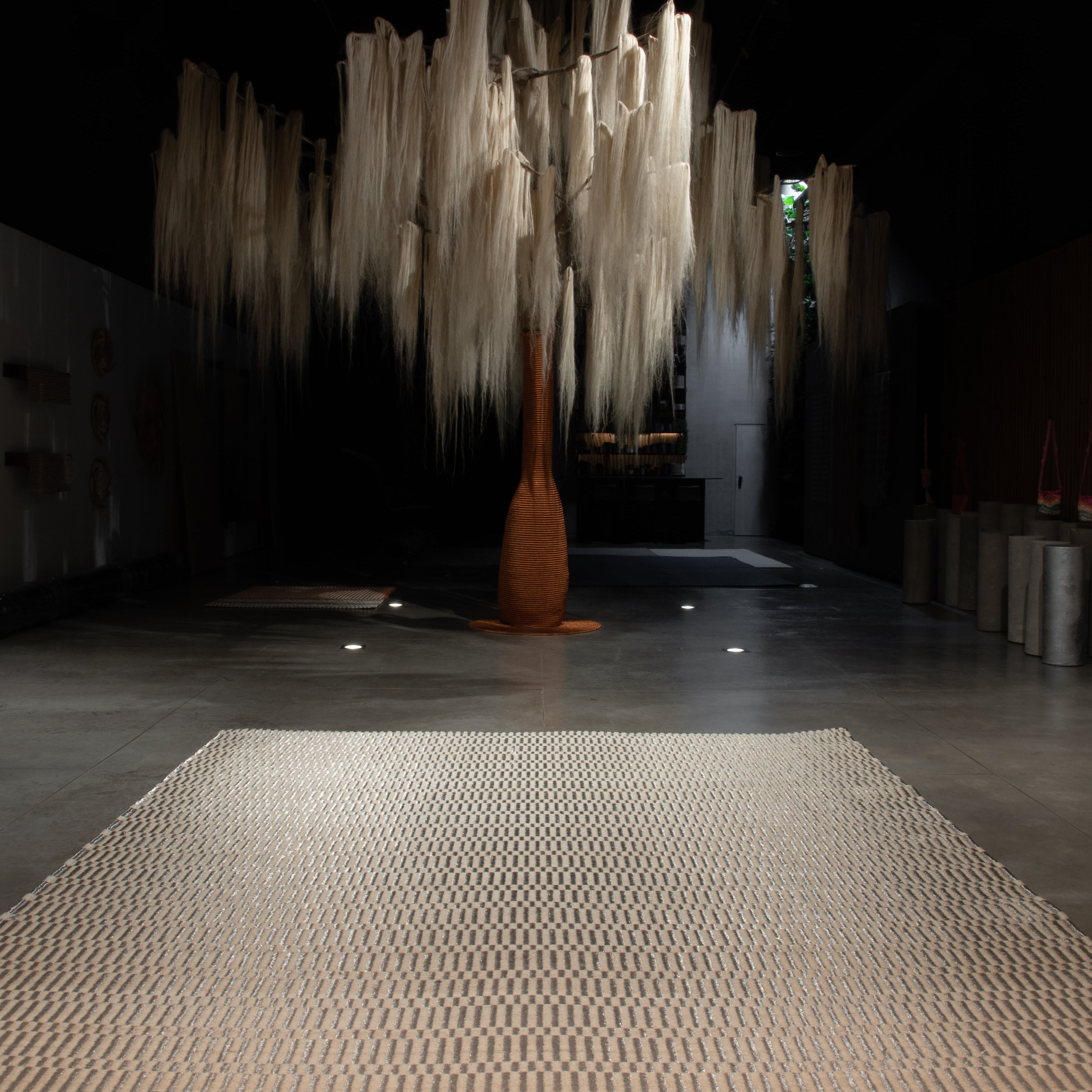 CHESS WEAVE RUG IN WHITE FIQUE FIBER AND STAINLESS STEEL