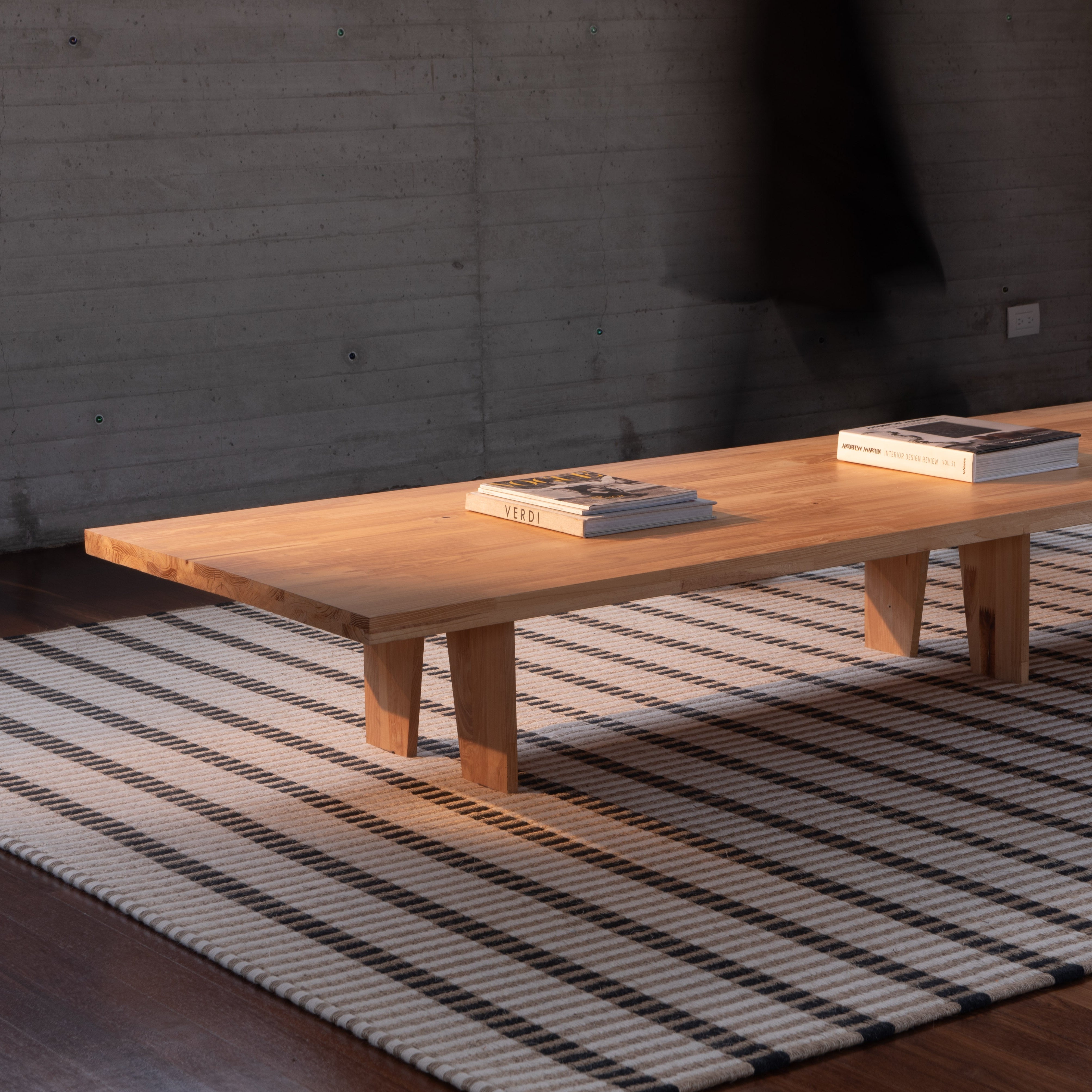 AXXIS WEAVE RUG IN NATURAL FIQUE FIBER, WHITE ALPACA AND BLACK ALPACA