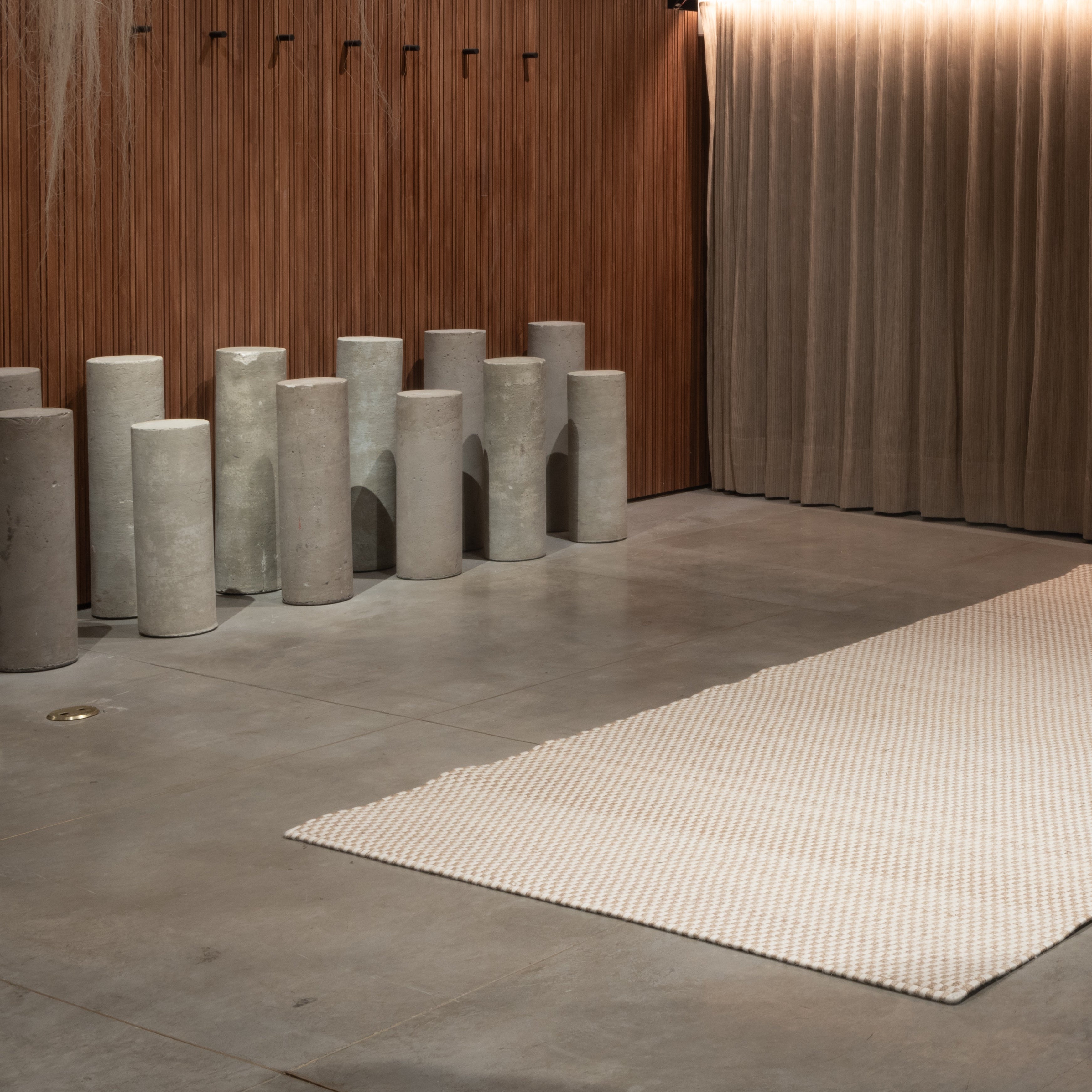 CHESS WEAVE RUG IN WHITE ALPACA AND NATURAL FIQUE FIBER