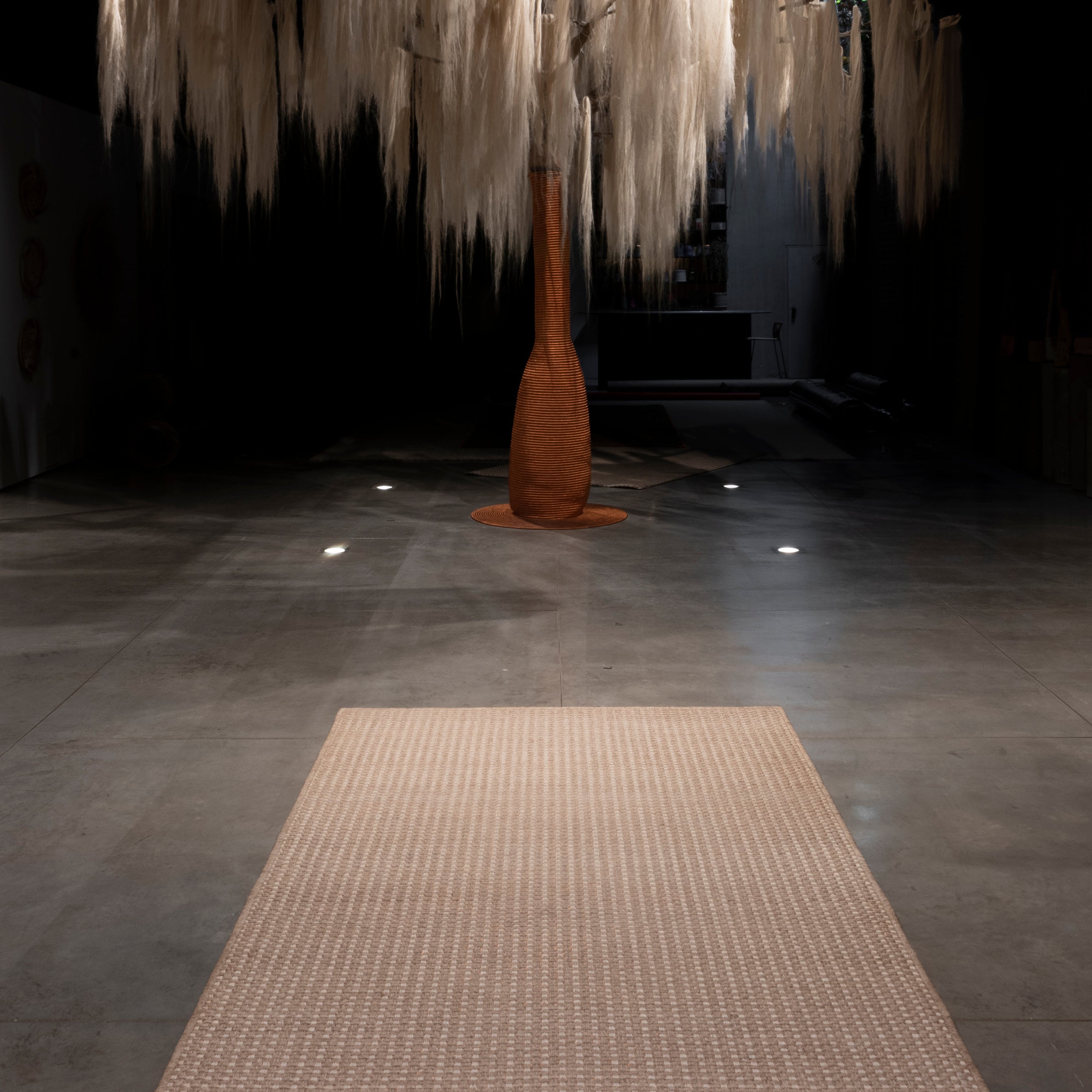 KANASPI WEAVE RUG IN NATURAL AND WHITE FIQUE FIBER WITH COPPER