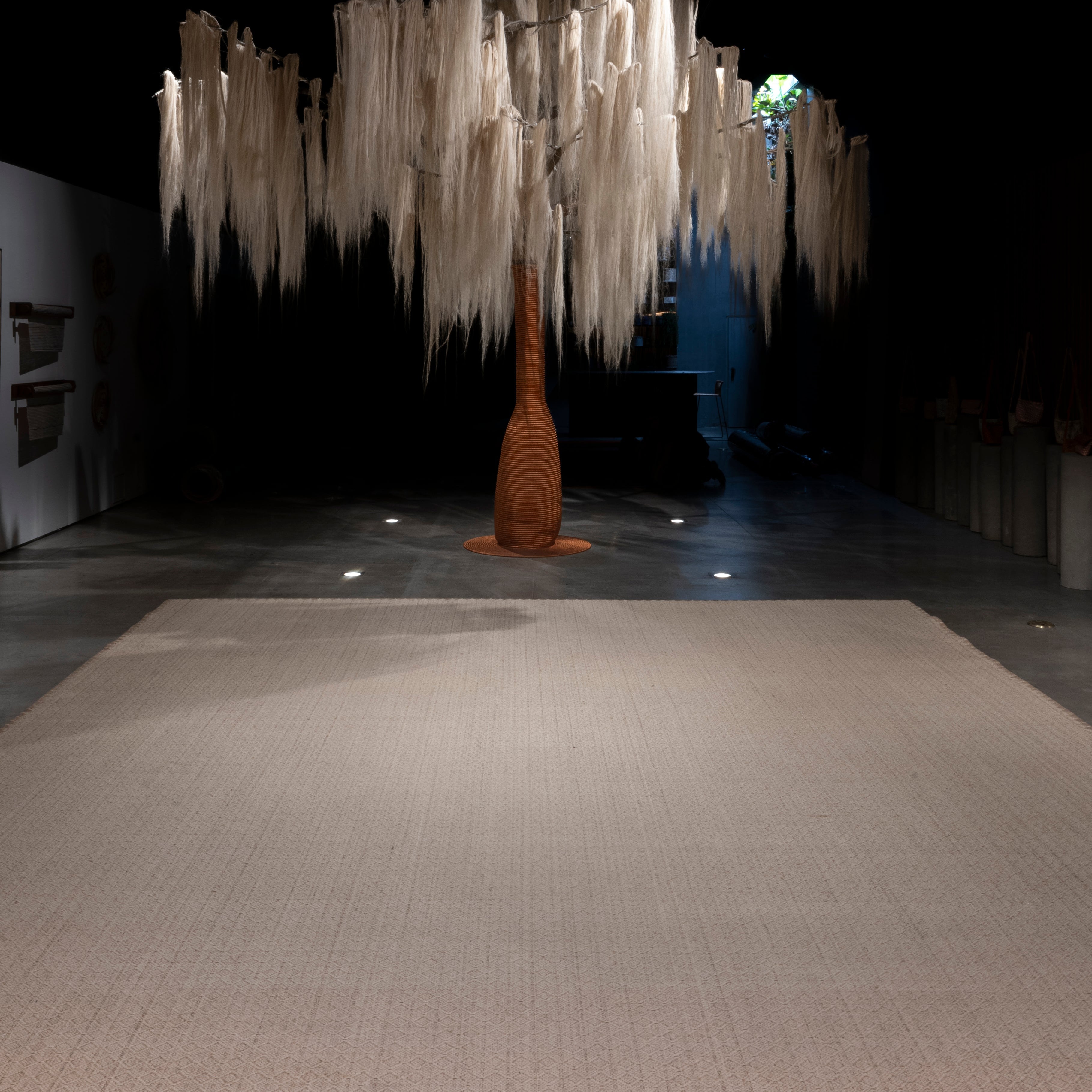 ALUNA WEAVE RUG IN NATURAL FIQUE FIBER WITH WHITE FIQUE FIBER