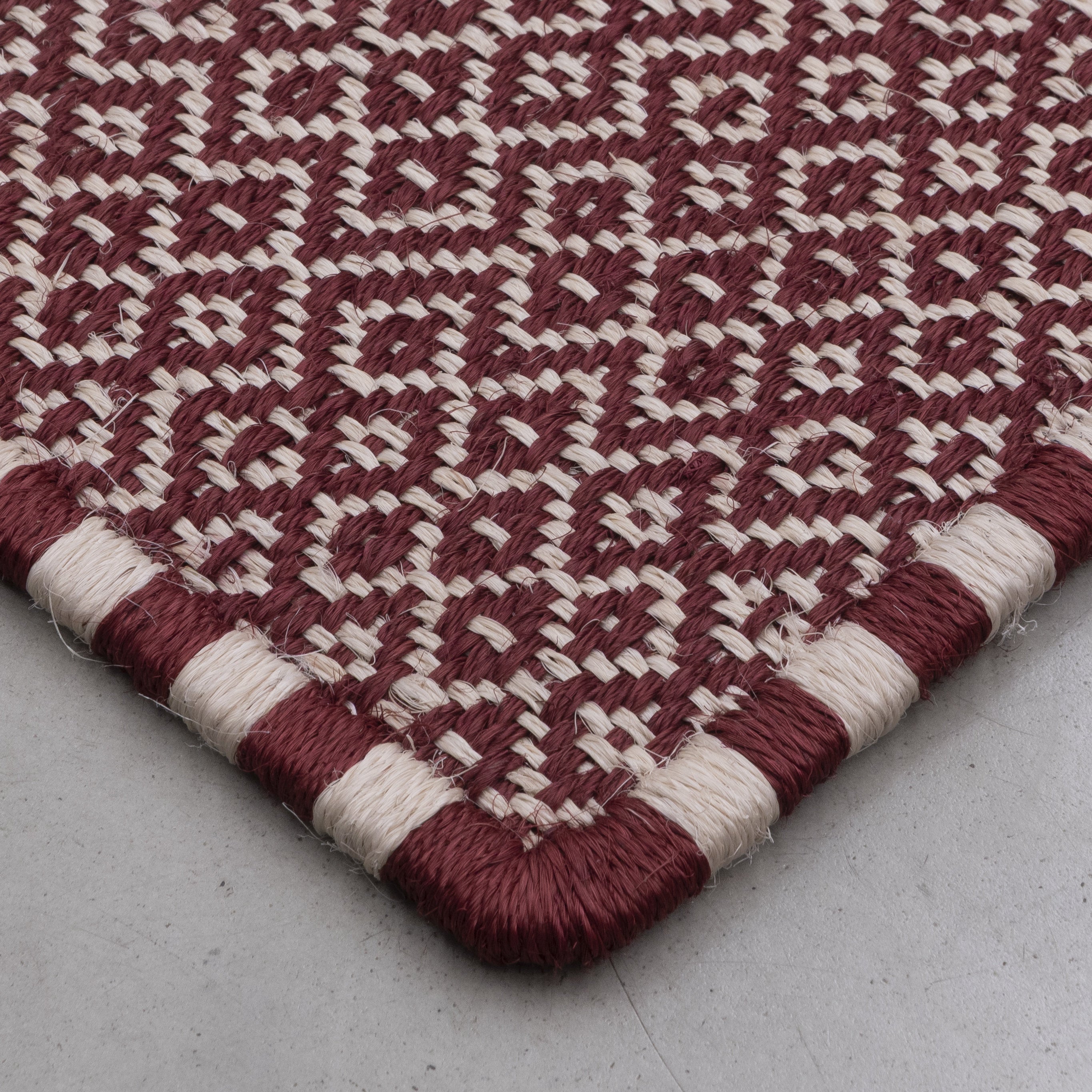 SUSU WEAVE RUG IN WHITE FIQUE FIBER AND BURGUNDY FIQUE FIBER