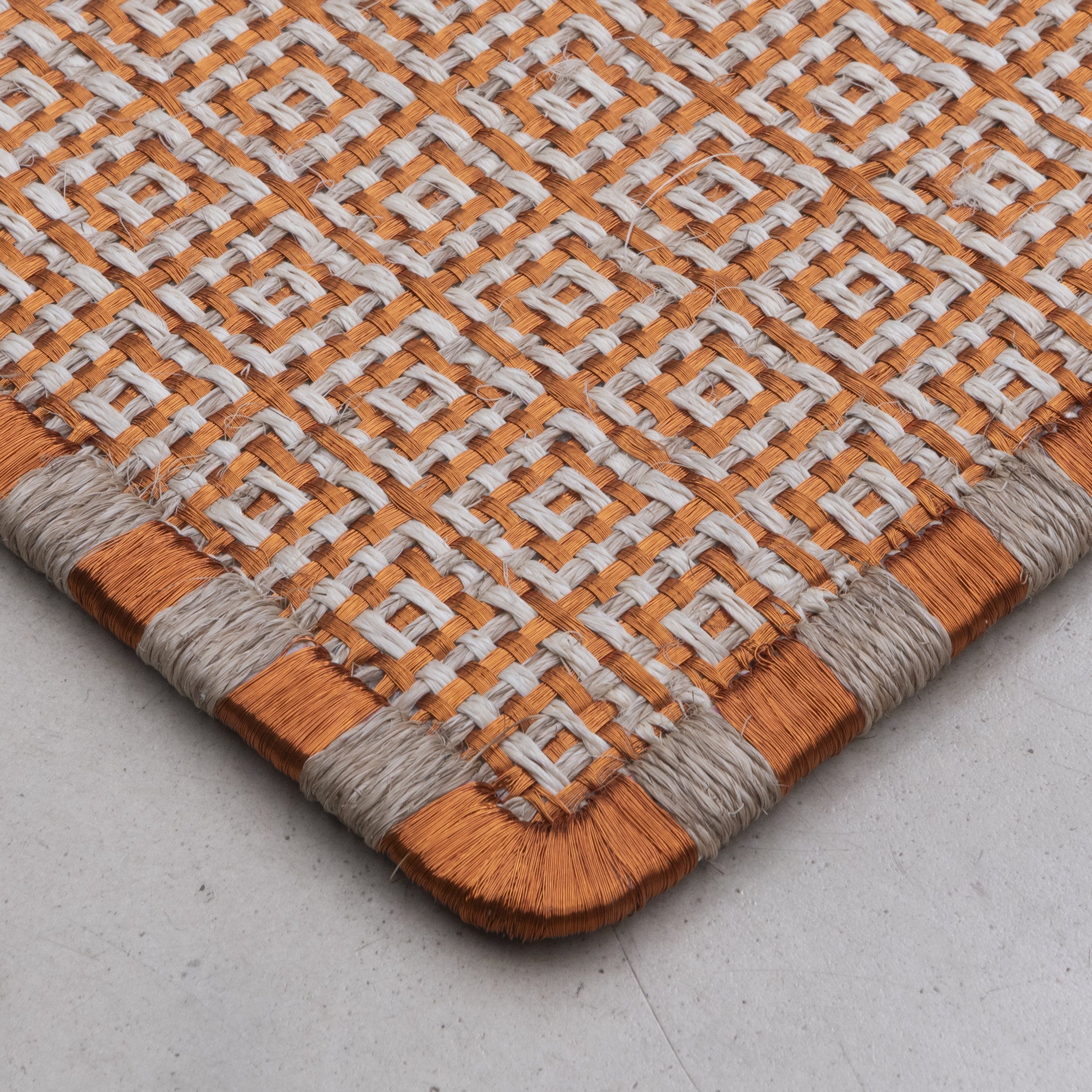 CUADROS WEAVE RUG IN NATURAL AND WHITE FIQUE FIBER WITH COPPER