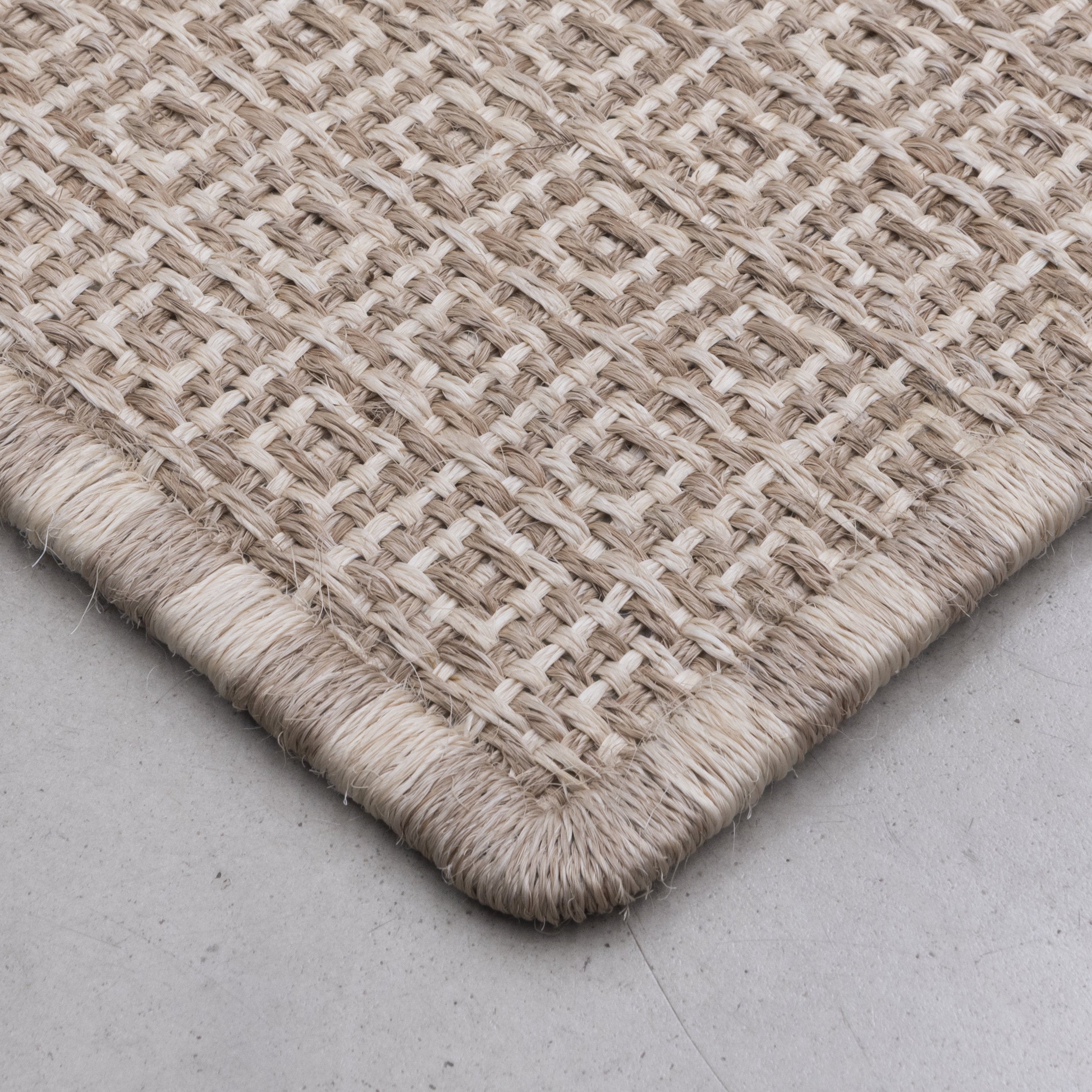 CUADROS WEAVE RUG IN NATURAL AND WHITE FIQUE FIBER